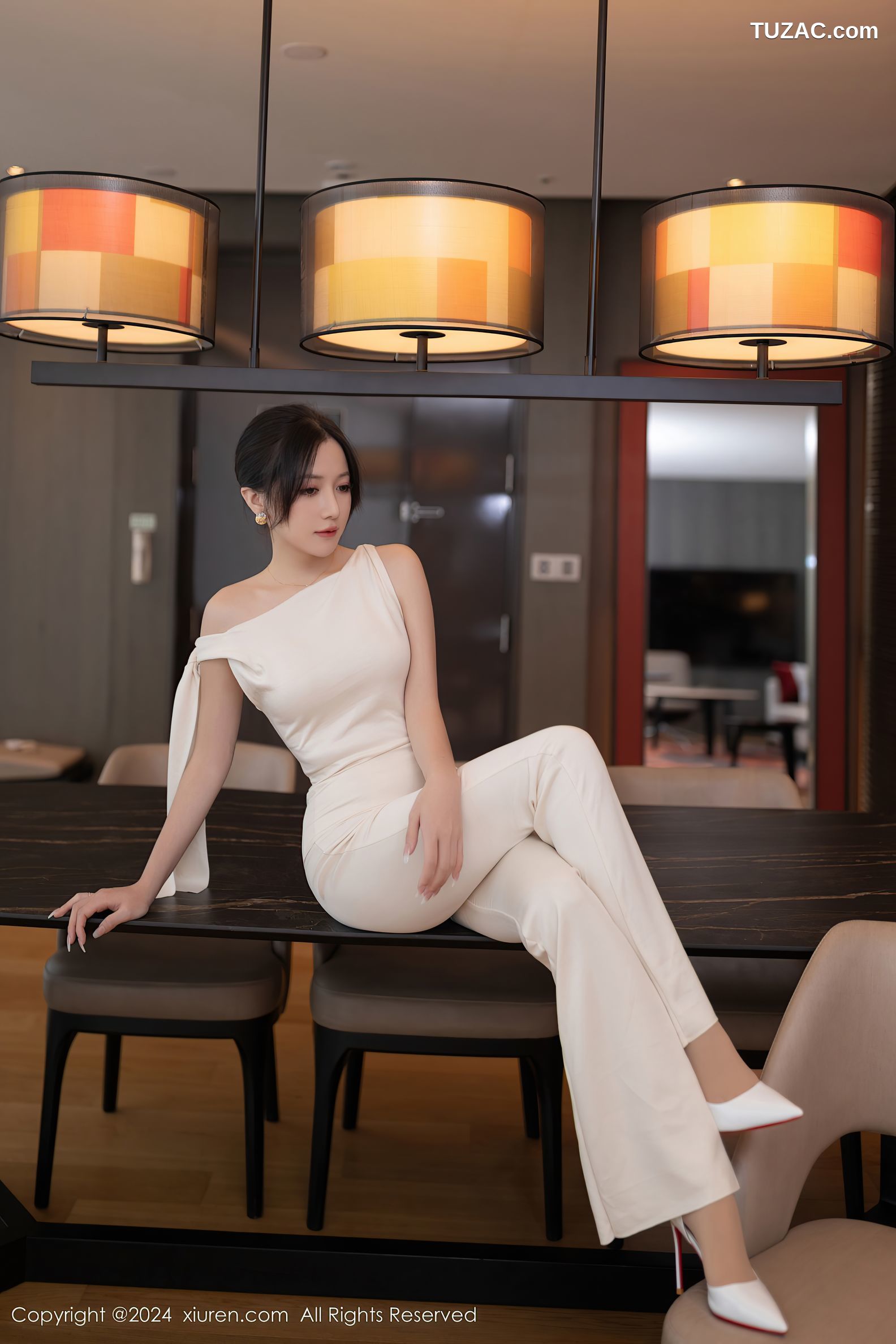 XiuRen秀人网-9457-鱼子酱Fish-白衫白长裤肉丝珍珠内裤-2024.11.15