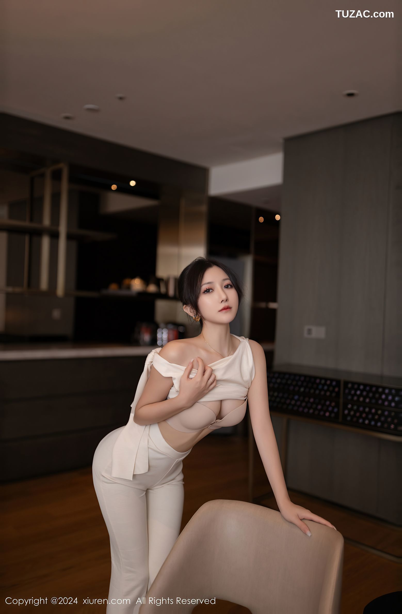 XiuRen秀人网-9457-鱼子酱Fish-白衫白长裤肉丝珍珠内裤-2024.11.15