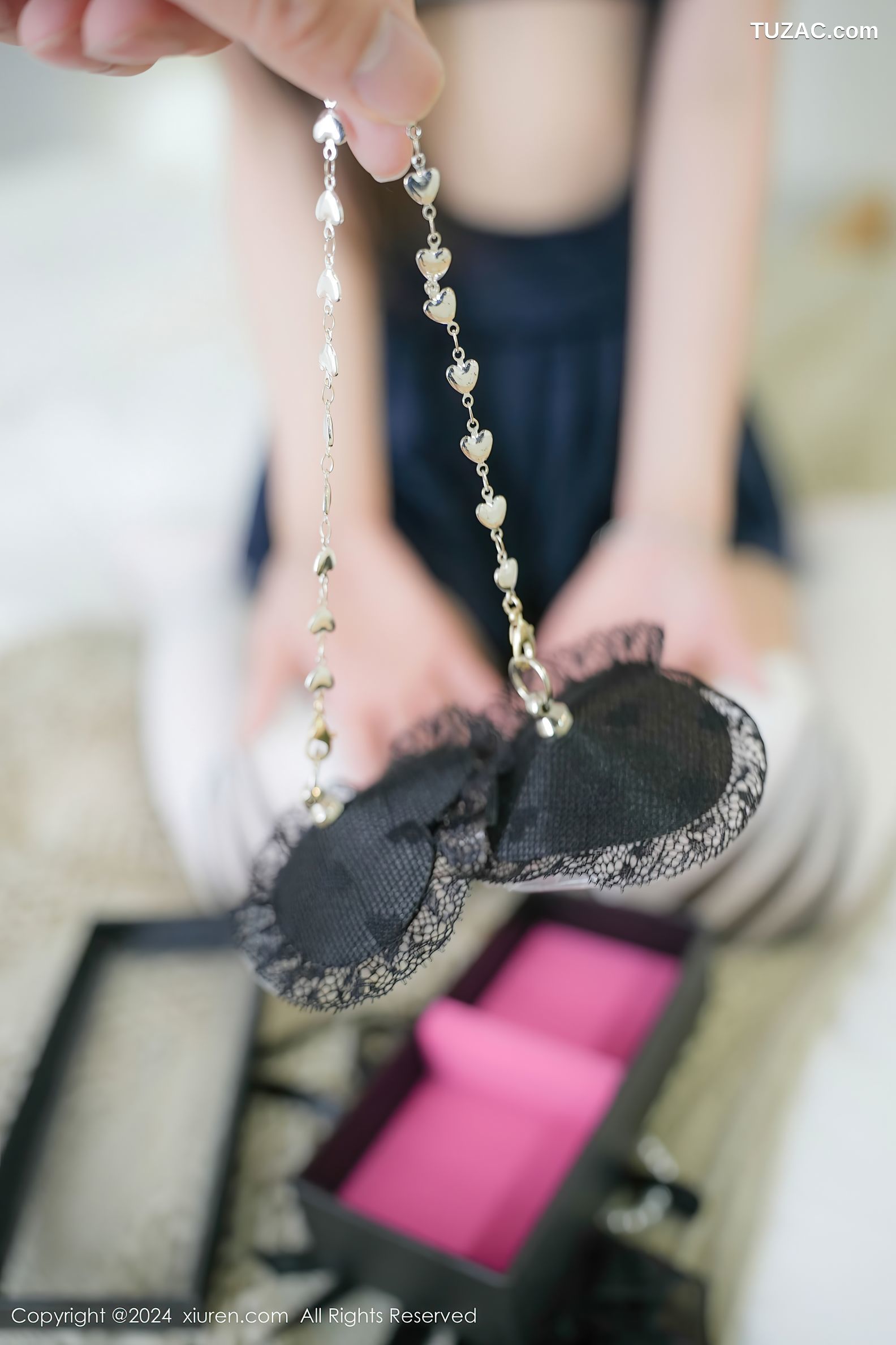 XiuRen秀人网-9473-糖糖-校园蓝色短裙白长筒袜爆乳-2024.11.20