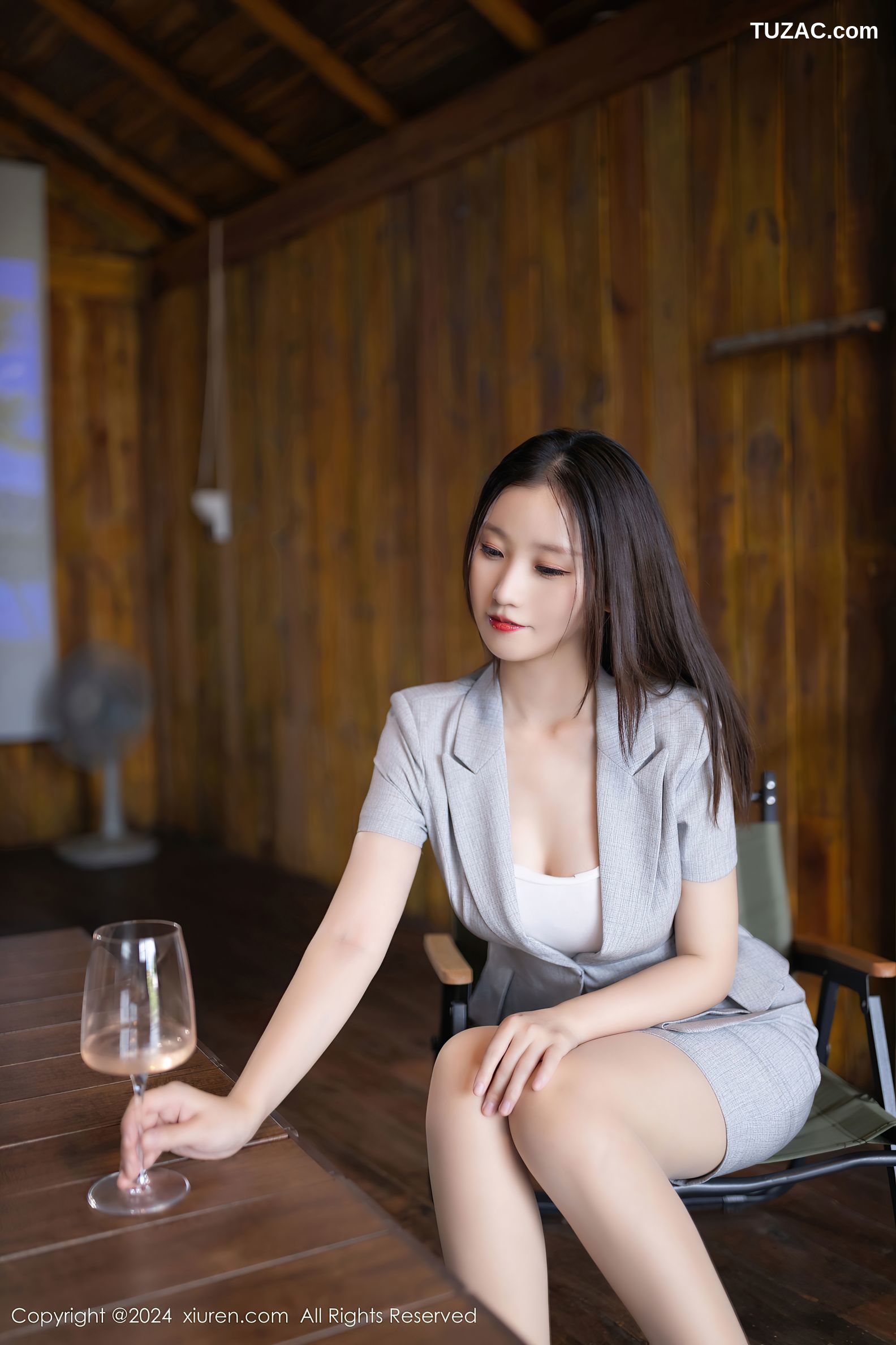 XiuRen秀人网-9474-杏子Yada-OL灰色裙装白色吊带-2024.11.20