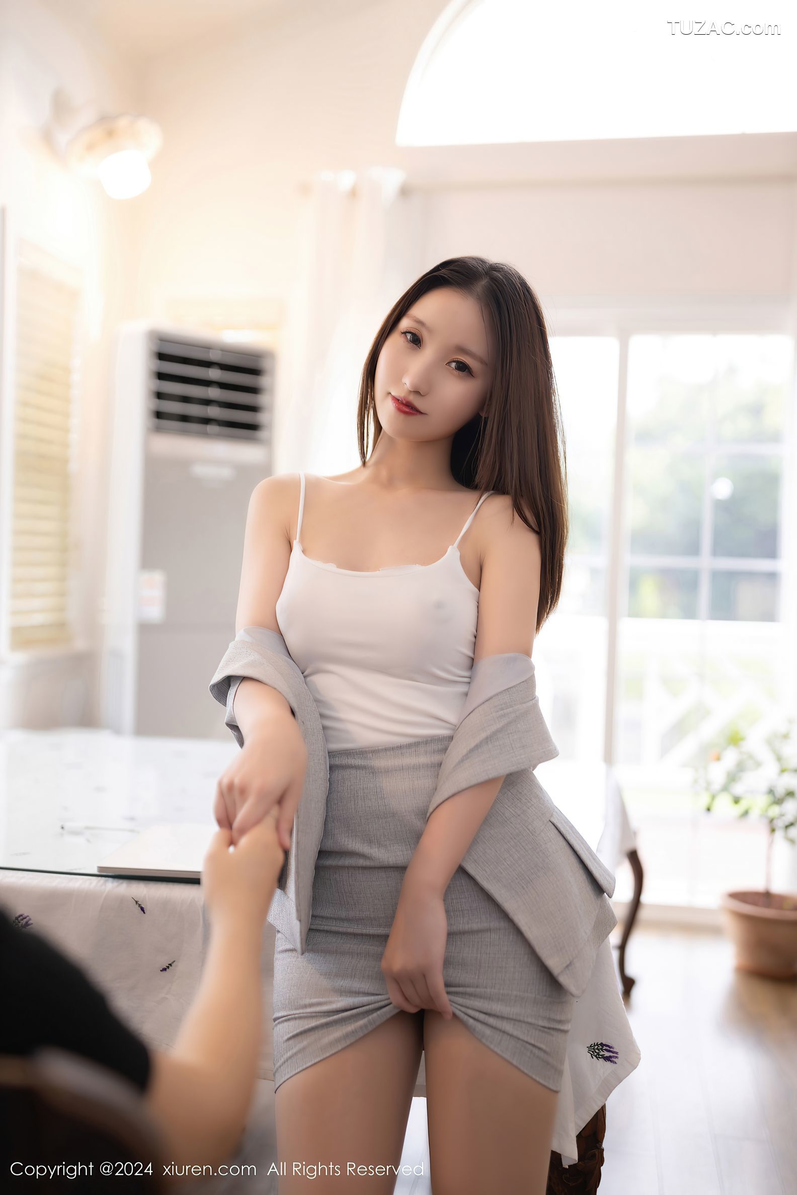 XiuRen秀人网-9474-杏子Yada-OL灰色裙装白色吊带-2024.11.20