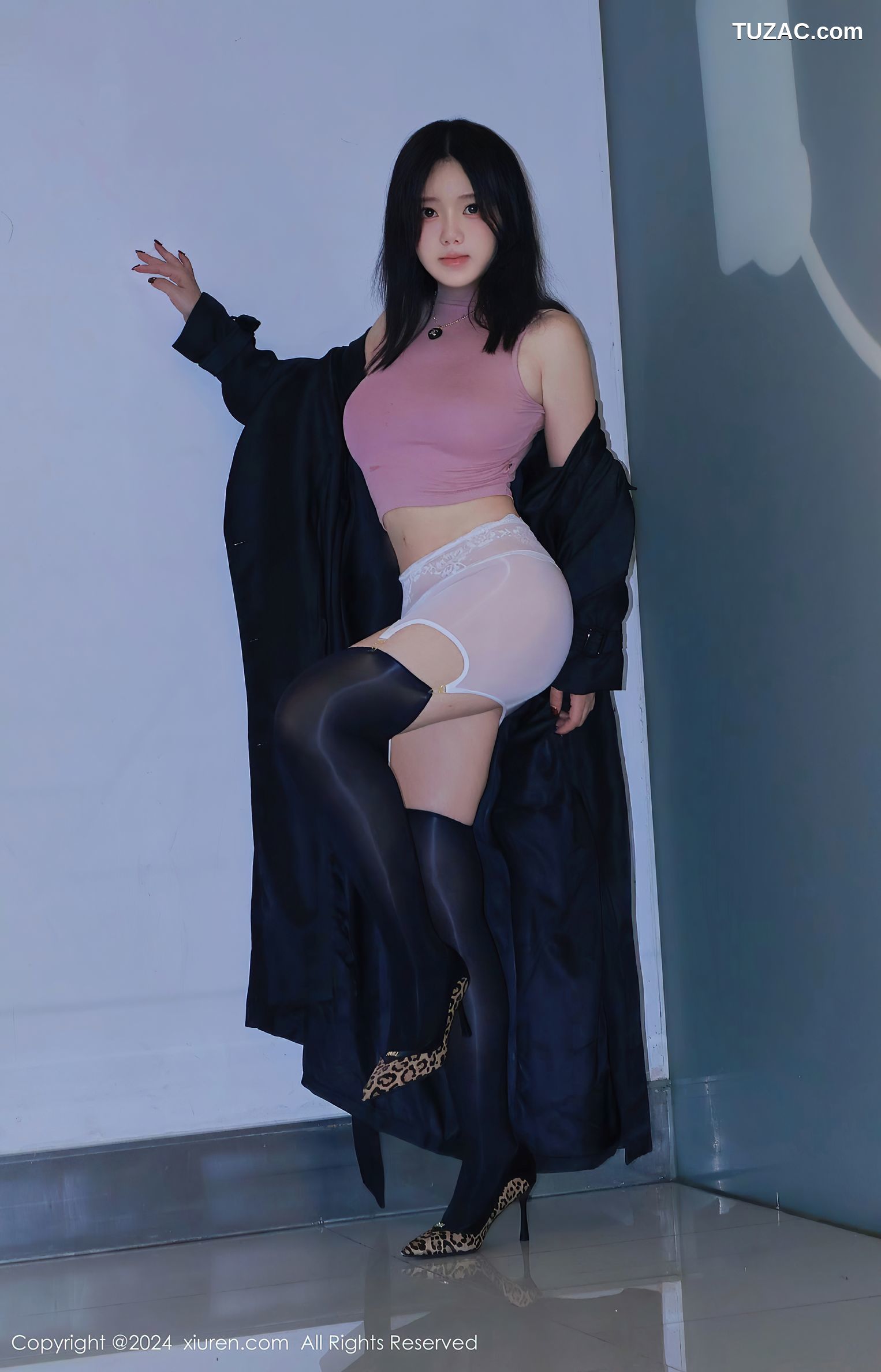 XiuRen秀人网-9489-小薯条nienie-黑大衣内露出-连体肉丝透视-2024.11.22