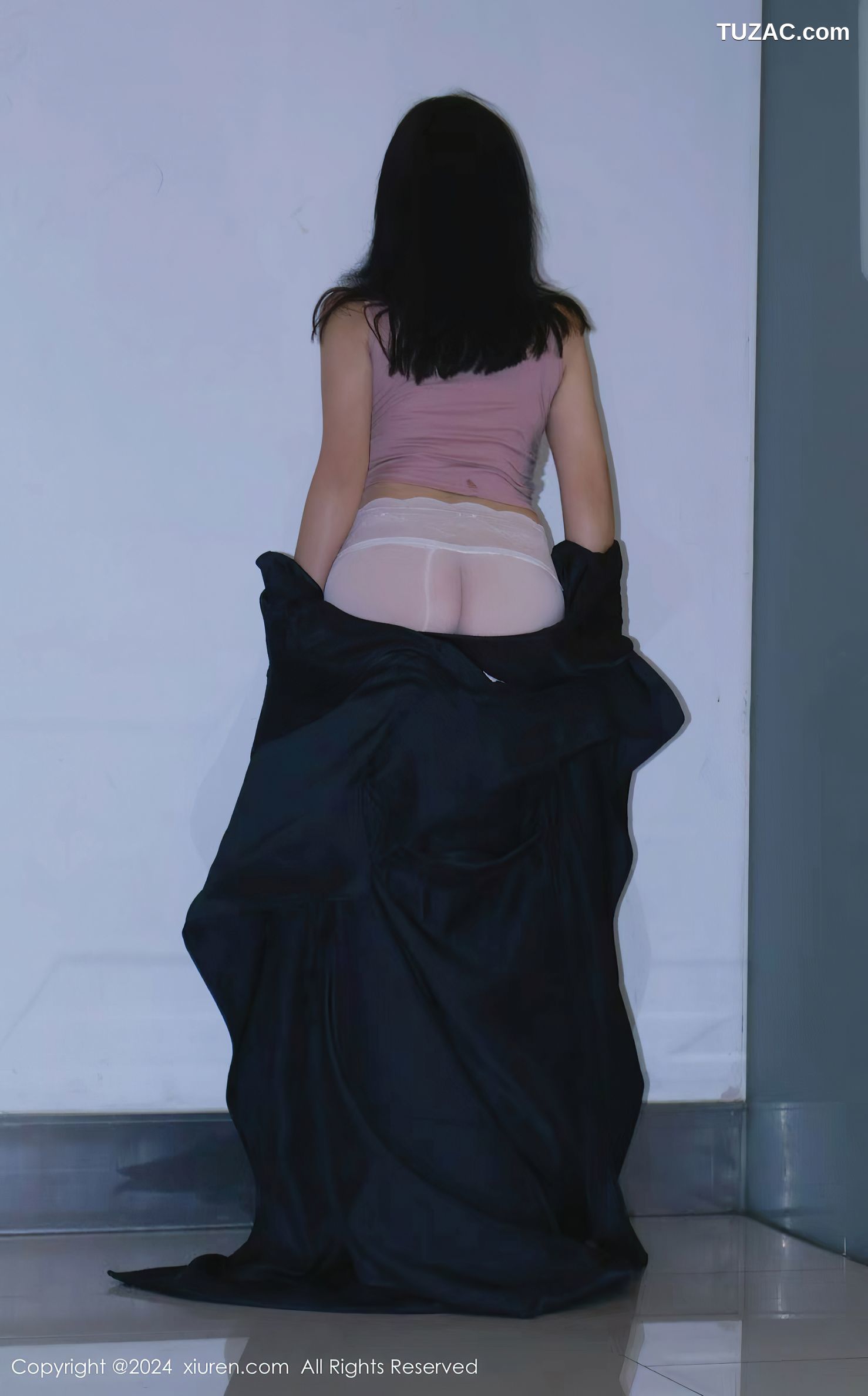 XiuRen秀人网-9489-小薯条nienie-黑大衣内露出-连体肉丝透视-2024.11.22