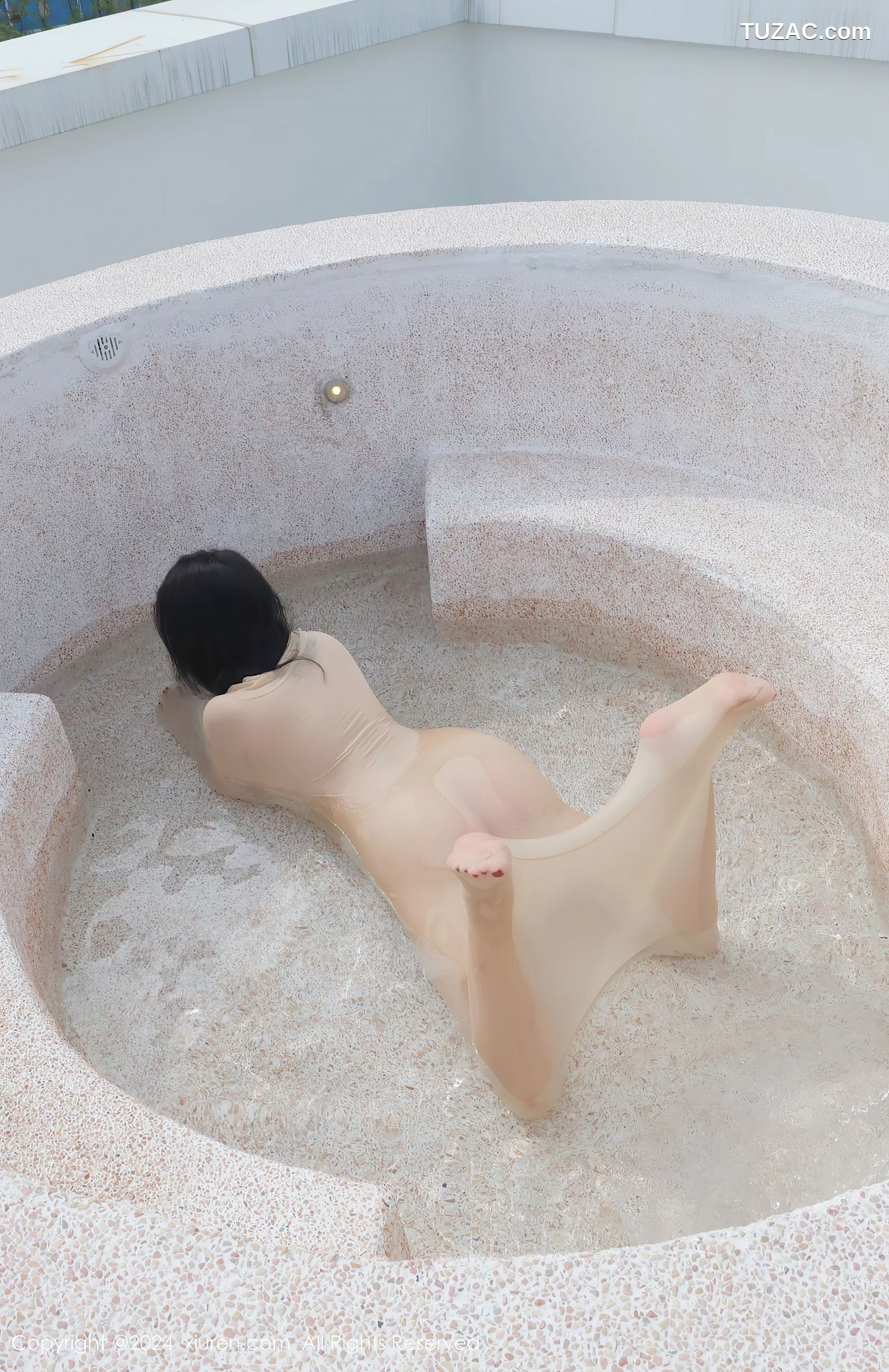 XiuRen秀人网-9489-小薯条nienie-黑大衣内露出-连体肉丝透视-2024.11.22