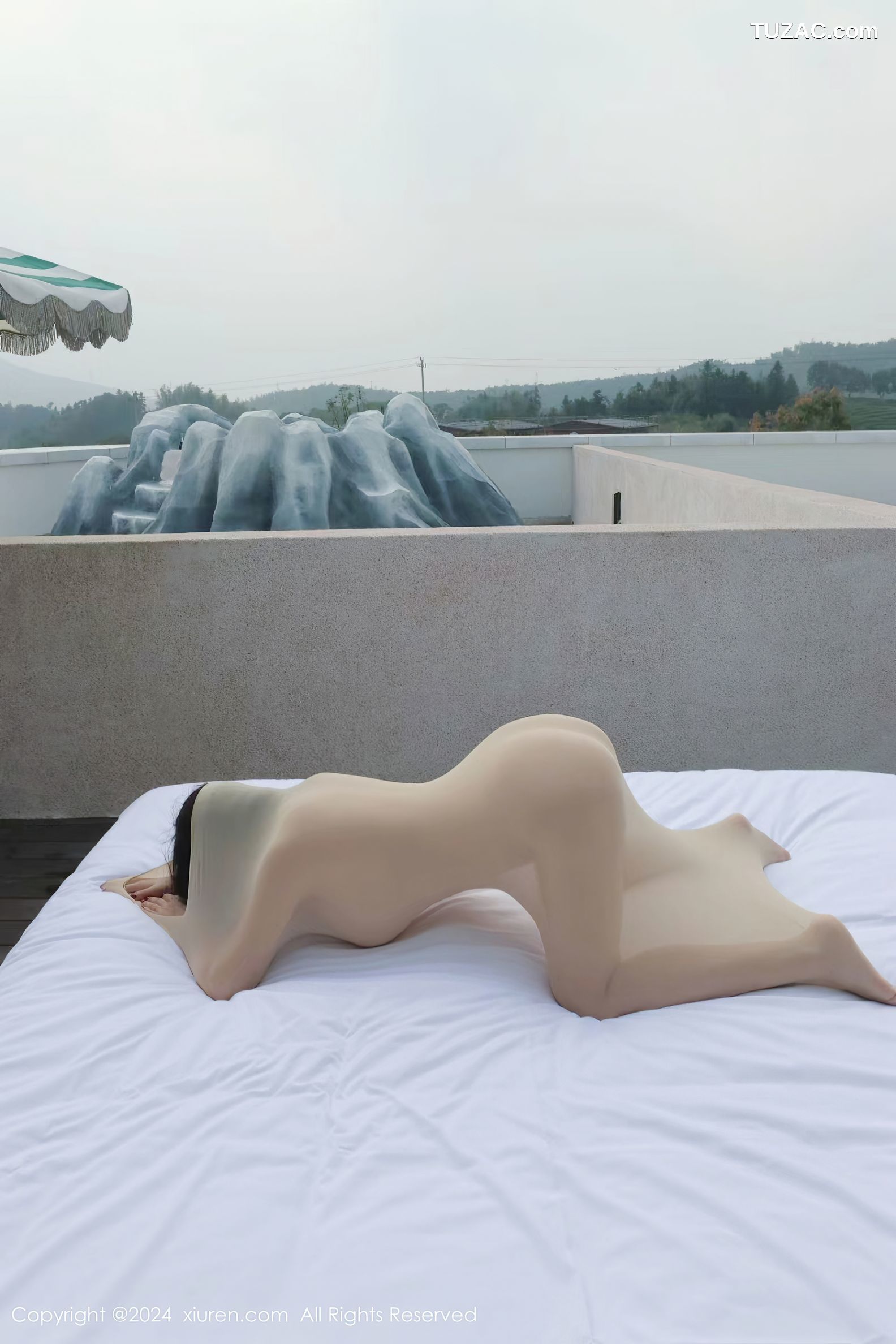 XiuRen秀人网-9489-小薯条nienie-黑大衣内露出-连体肉丝透视-2024.11.22