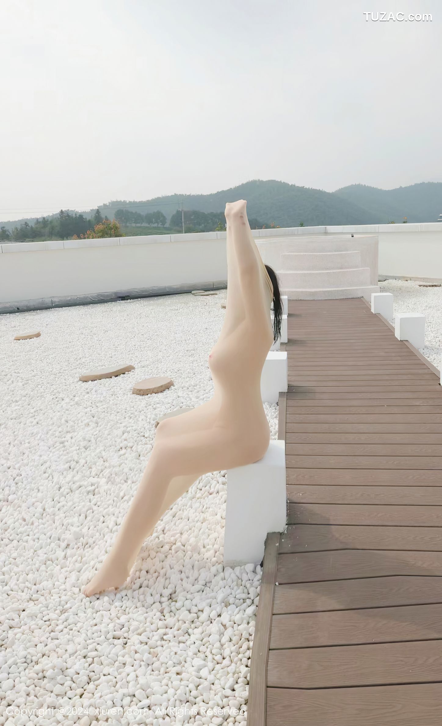 XiuRen秀人网-9489-小薯条nienie-黑大衣内露出-连体肉丝透视-2024.11.22