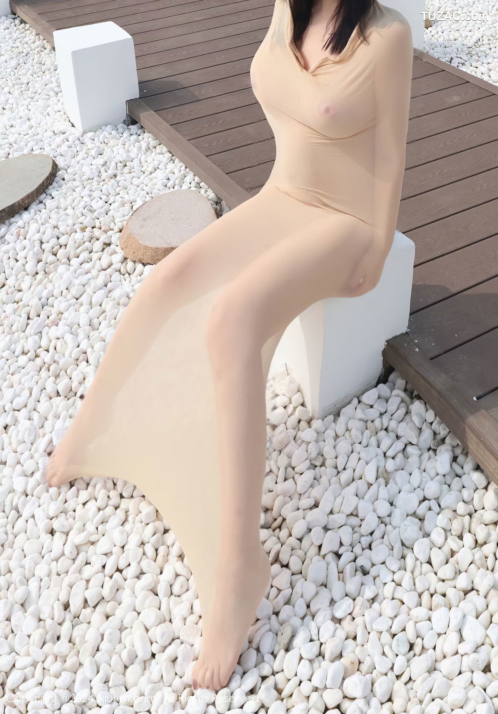 XiuRen秀人网-9489-小薯条nienie-黑大衣内露出-连体肉丝透视-2024.11.22