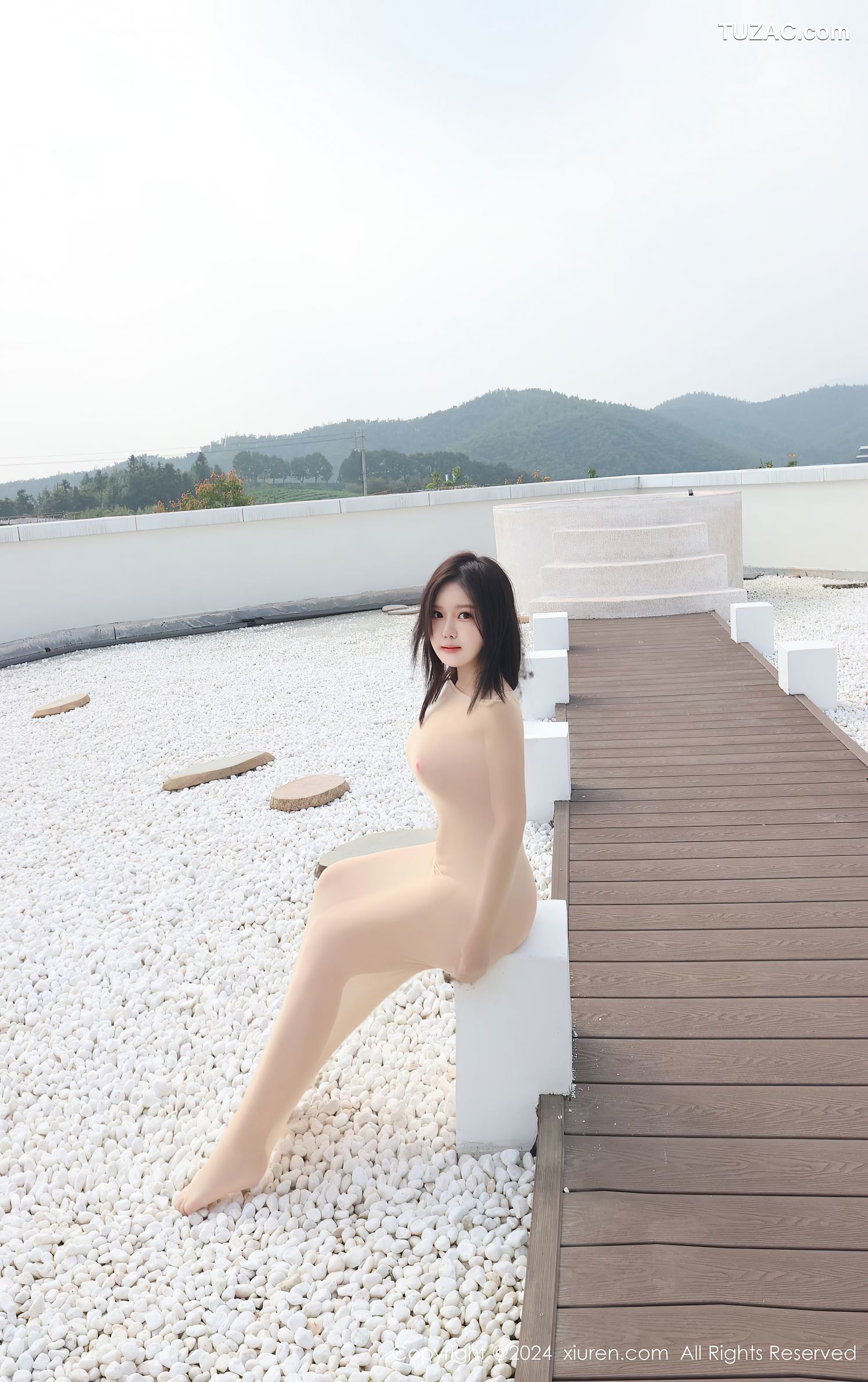 XiuRen秀人网-9489-小薯条nienie-黑大衣内露出-连体肉丝透视-2024.11.22