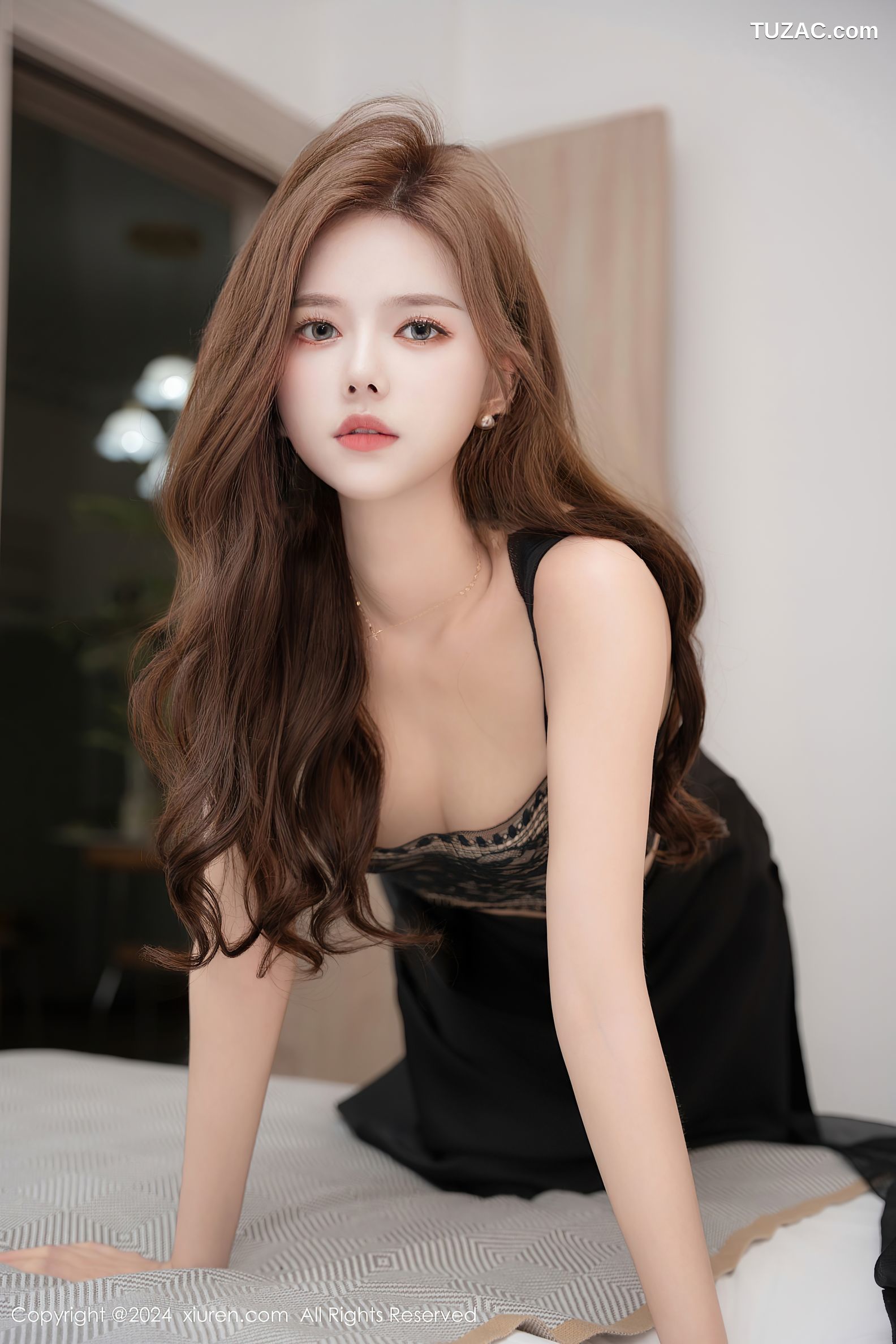 XiuRen秀人网-9511-拍黄瓜girl-黑蕾丝吊带黑裙爆乳-2024.11.27