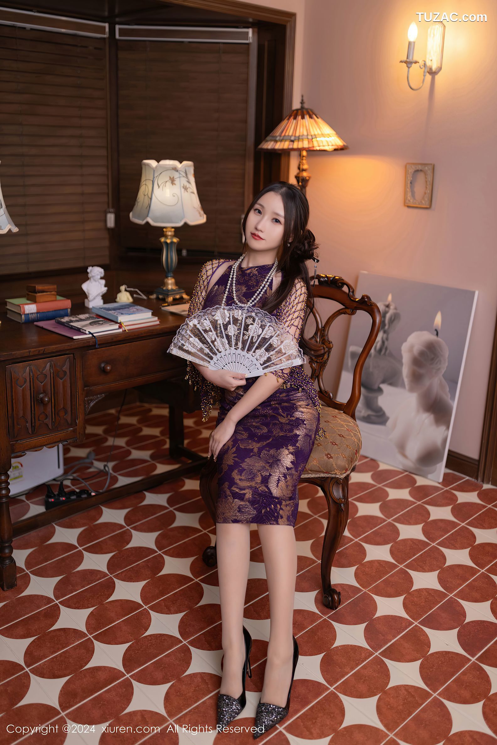 XiuRen秀人网-9513-杏子Yada-紫色金印花旗袍白蕾丝内衣-2024.11.27