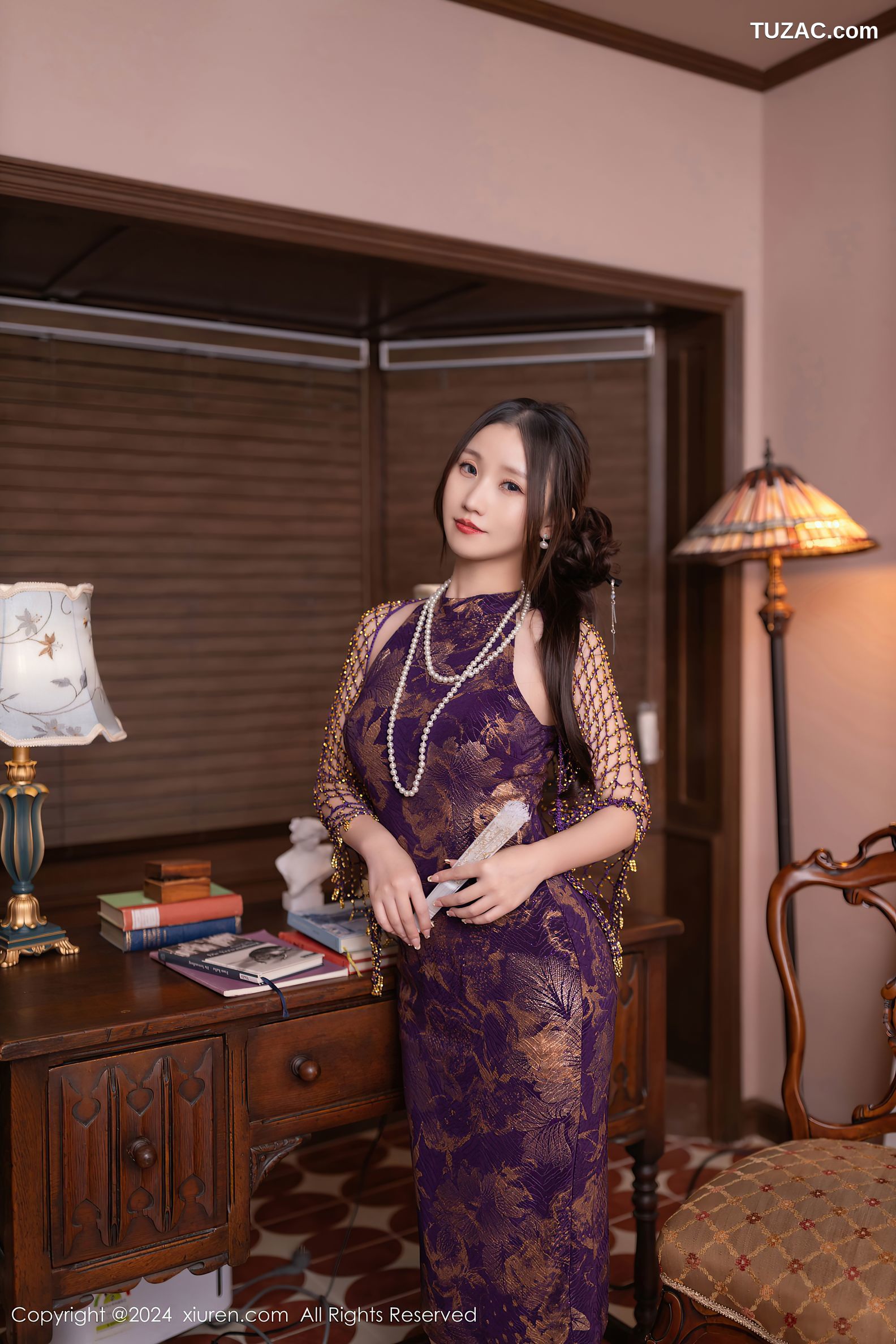 XiuRen秀人网-9513-杏子Yada-紫色金印花旗袍白蕾丝内衣-2024.11.27