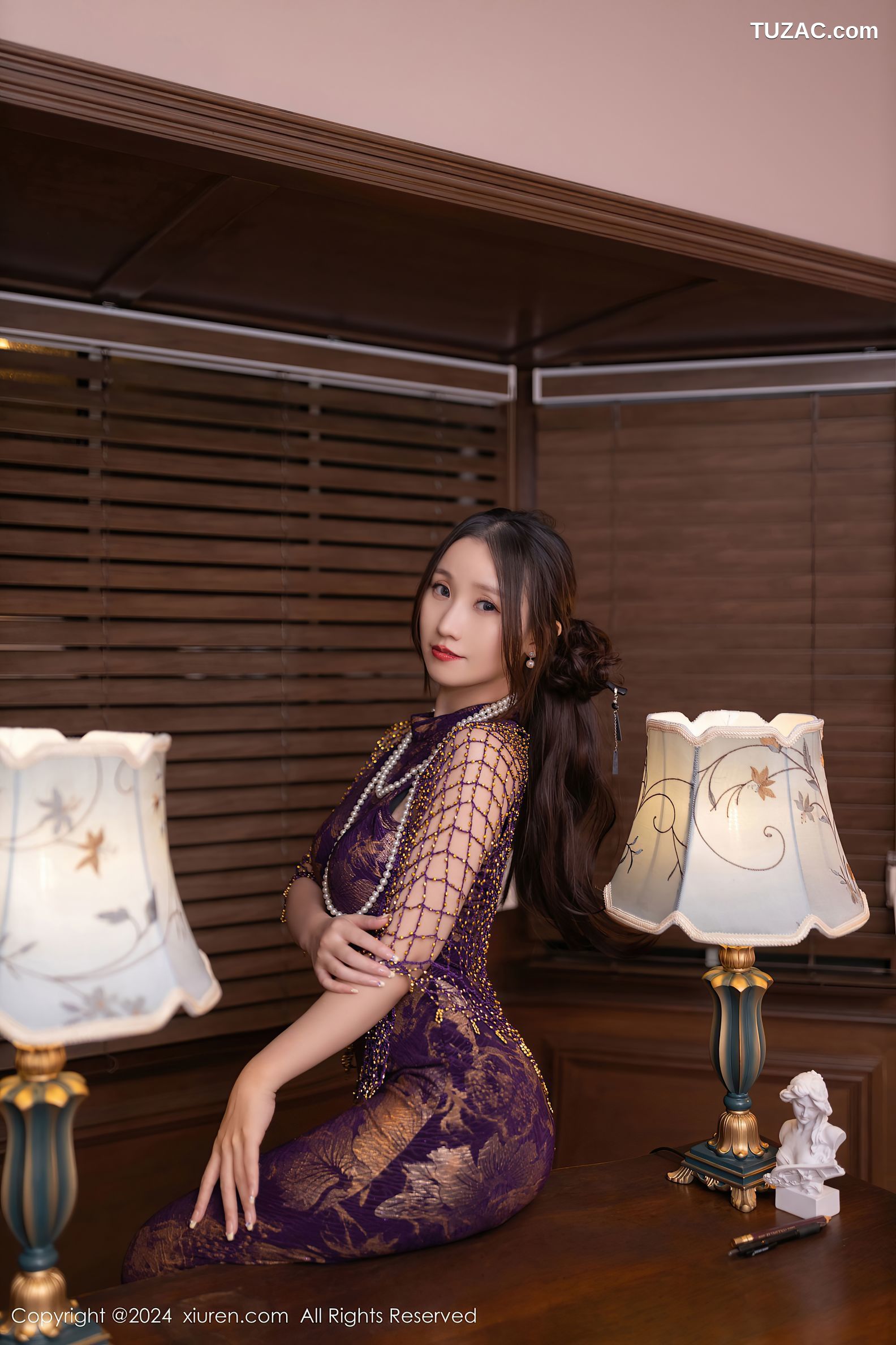 XiuRen秀人网-9513-杏子Yada-紫色金印花旗袍白蕾丝内衣-2024.11.27