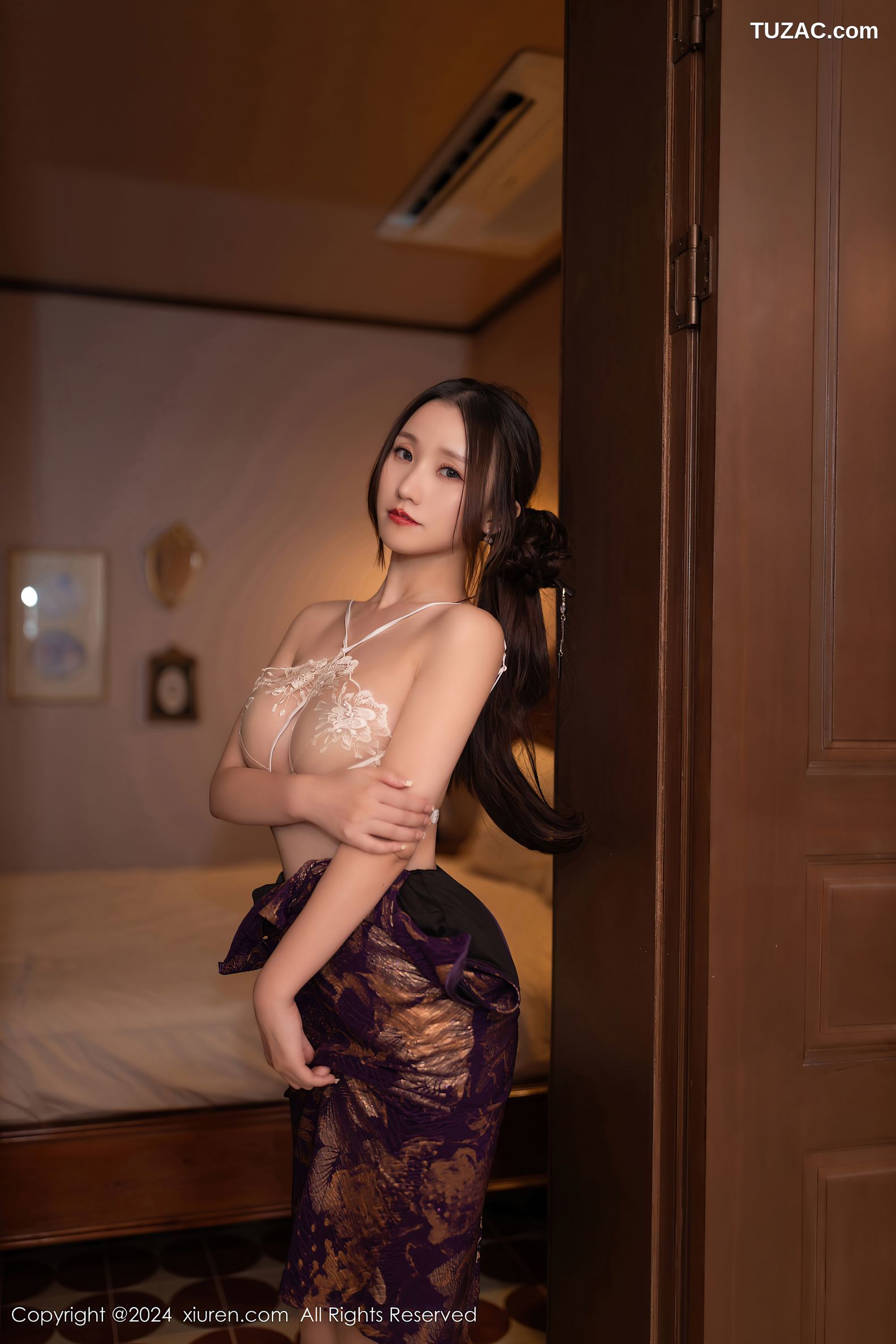 XiuRen秀人网-9513-杏子Yada-紫色金印花旗袍白蕾丝内衣-2024.11.27