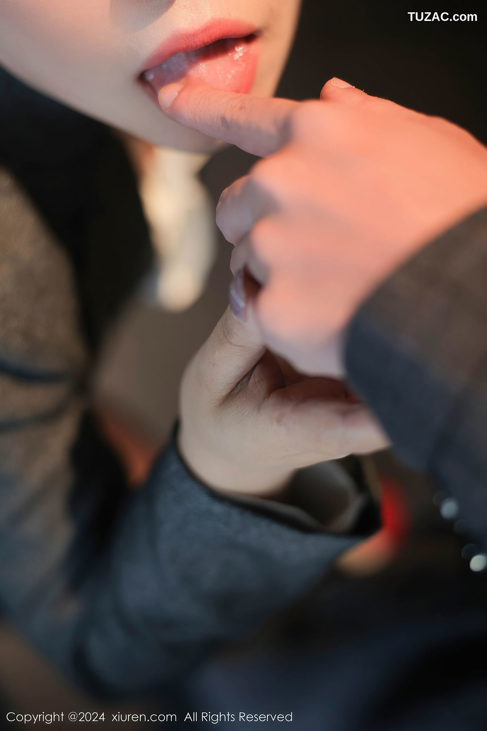 XiuRen秀人网-9515-麦田-OL灰色裙装白衬衫黑丝爆乳-2024.11.28