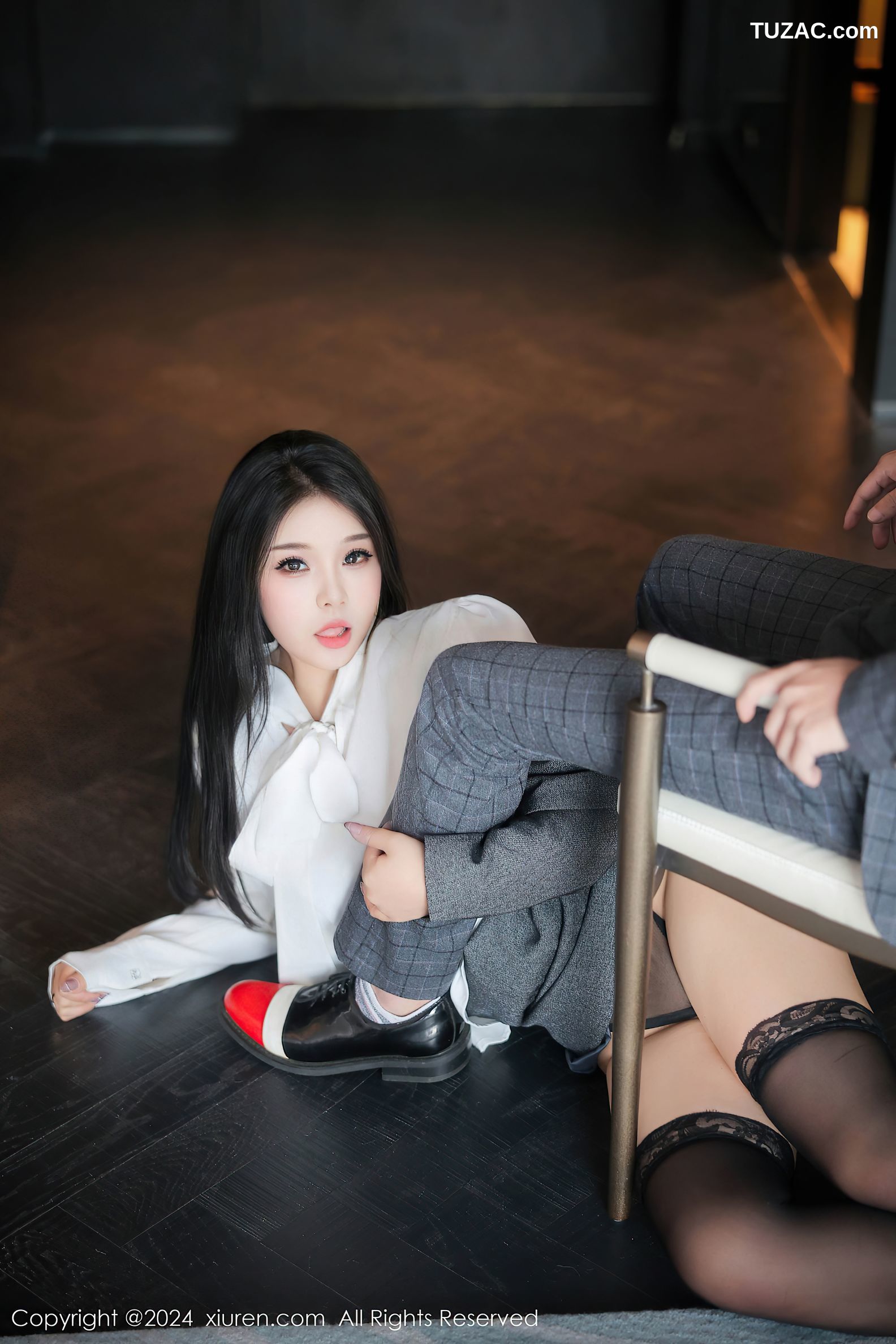 XiuRen秀人网-9515-麦田-OL灰色裙装白衬衫黑丝爆乳-2024.11.28
