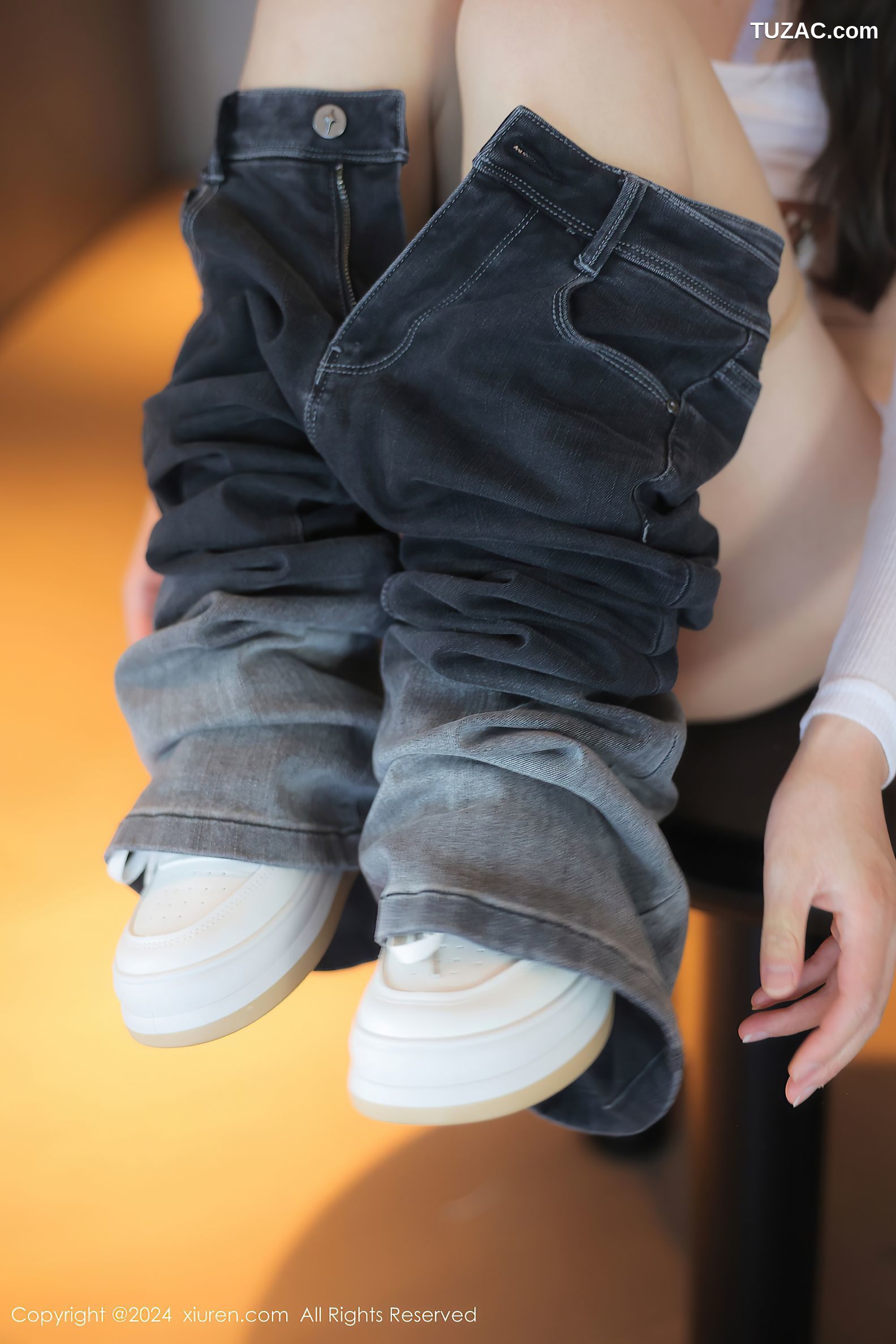 XiuRen秀人网-9524-桃妖夭-白T灰黑牛仔裤情趣白蕾丝爆乳-2024.11.29