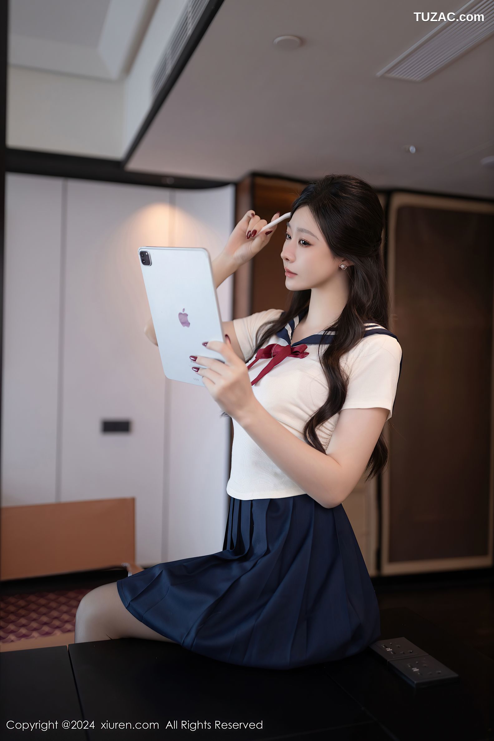 XiuRen秀人网-9530-小逗逗-水手T深蓝短裙学生服黑丝-2024.11.29