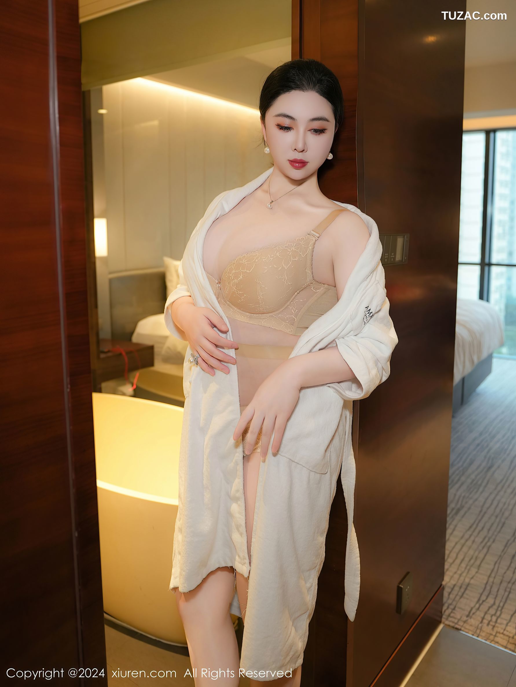 XiuRen秀人网-9534-风景尤美-白色浴袍肥臀玉乳-2024.12.02