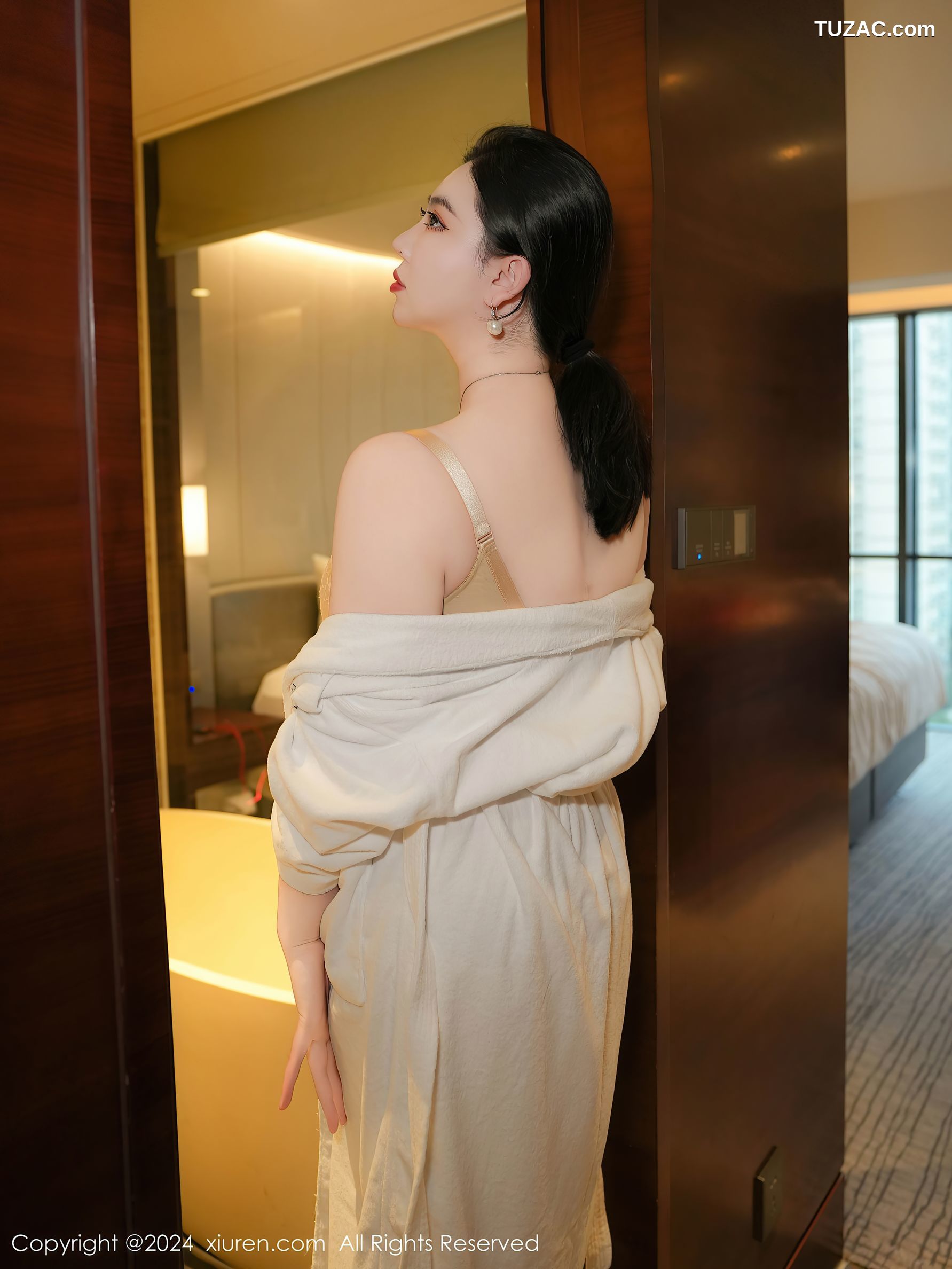 XiuRen秀人网-9534-风景尤美-白色浴袍肥臀玉乳-2024.12.02