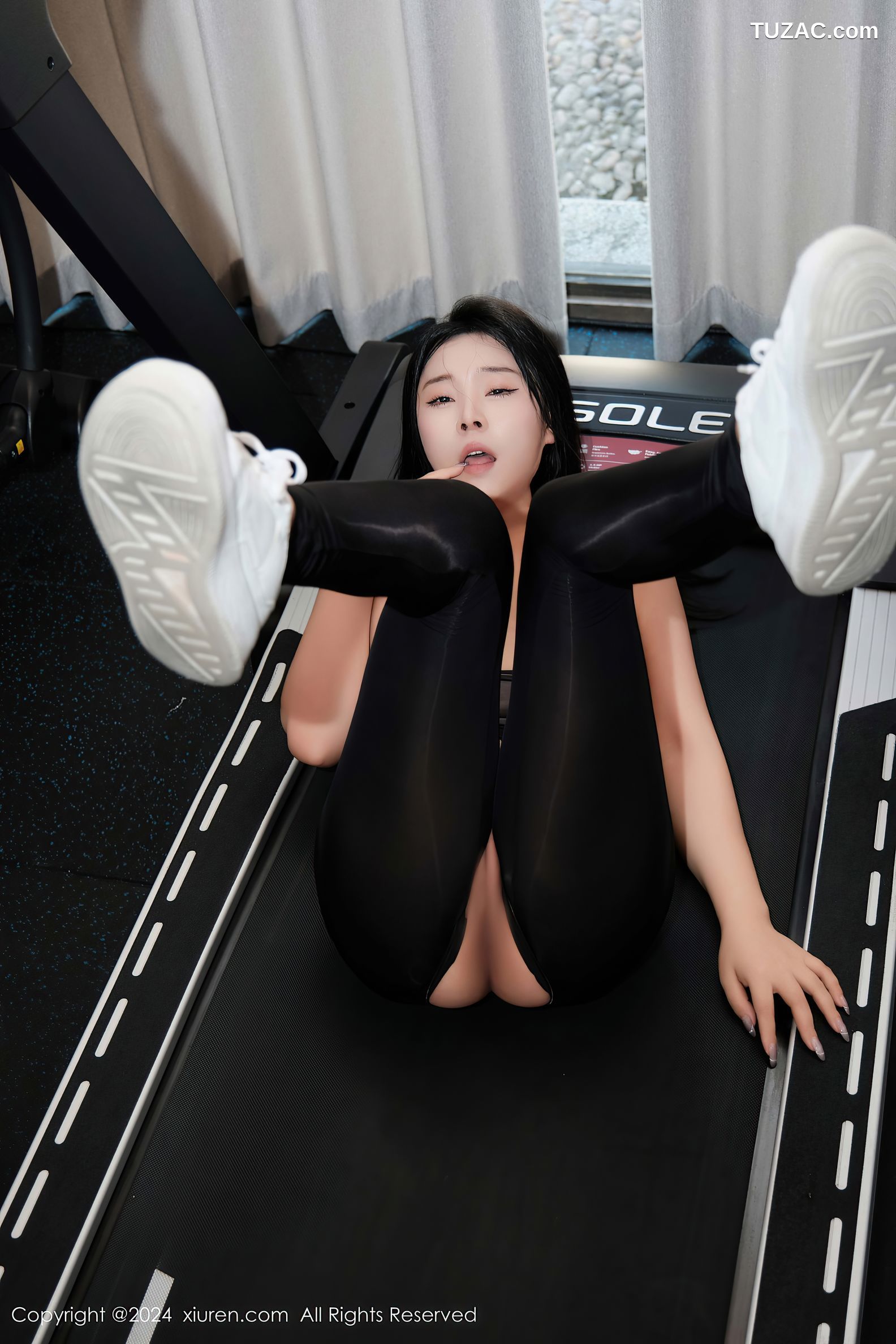 XiuRen秀人网-9540-麦田-健身美女灰背心黑色紧身裤爆乳-2024.12.03