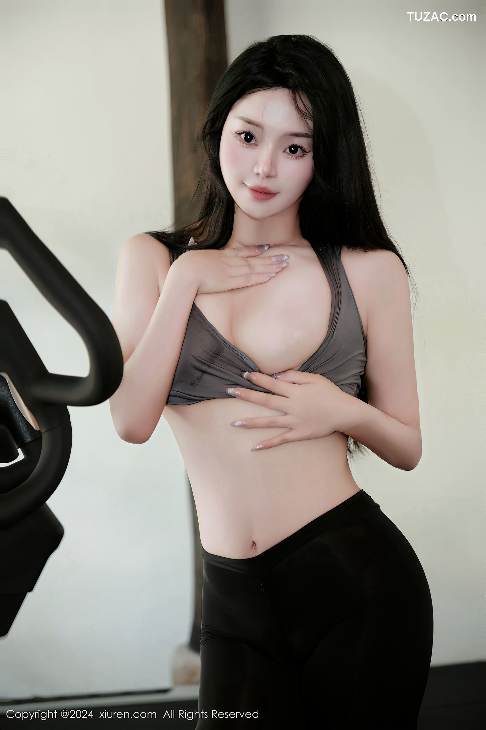 XiuRen秀人网-9540-麦田-健身美女灰背心黑色紧身裤爆乳-2024.12.03