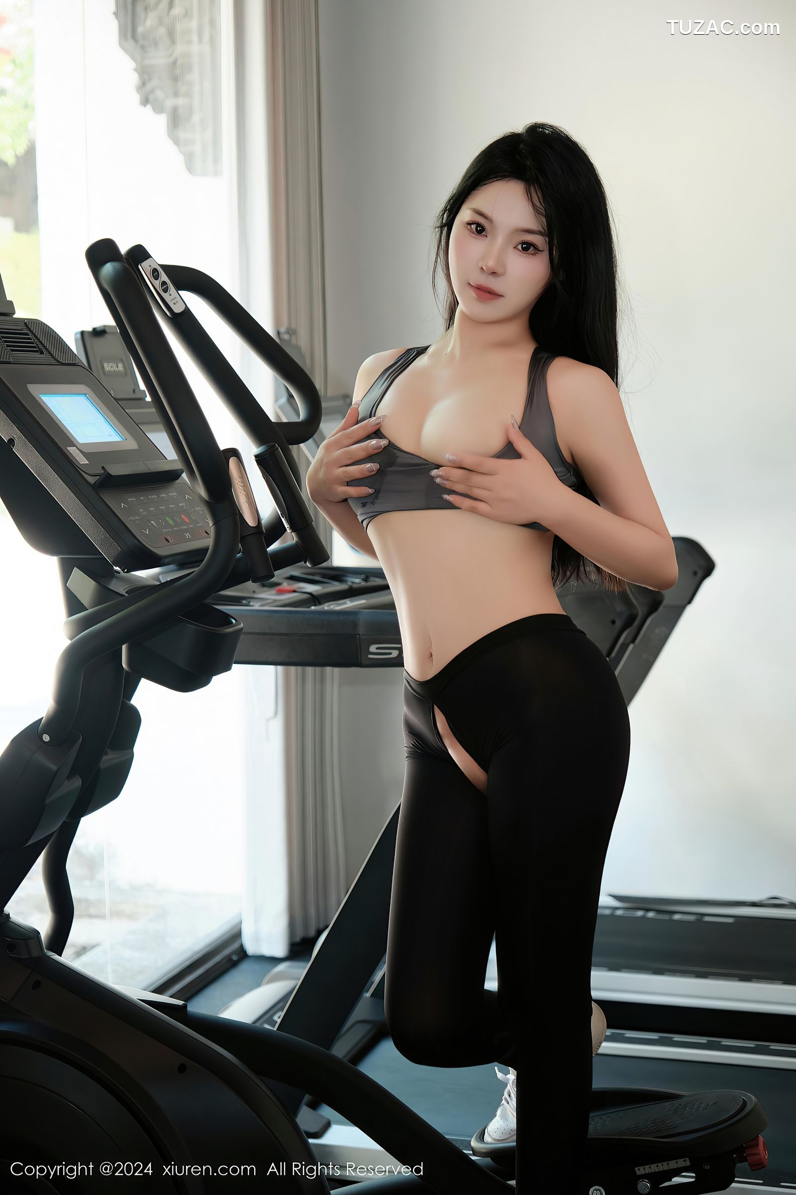 XiuRen秀人网-9540-麦田-健身美女灰背心黑色紧身裤爆乳-2024.12.03