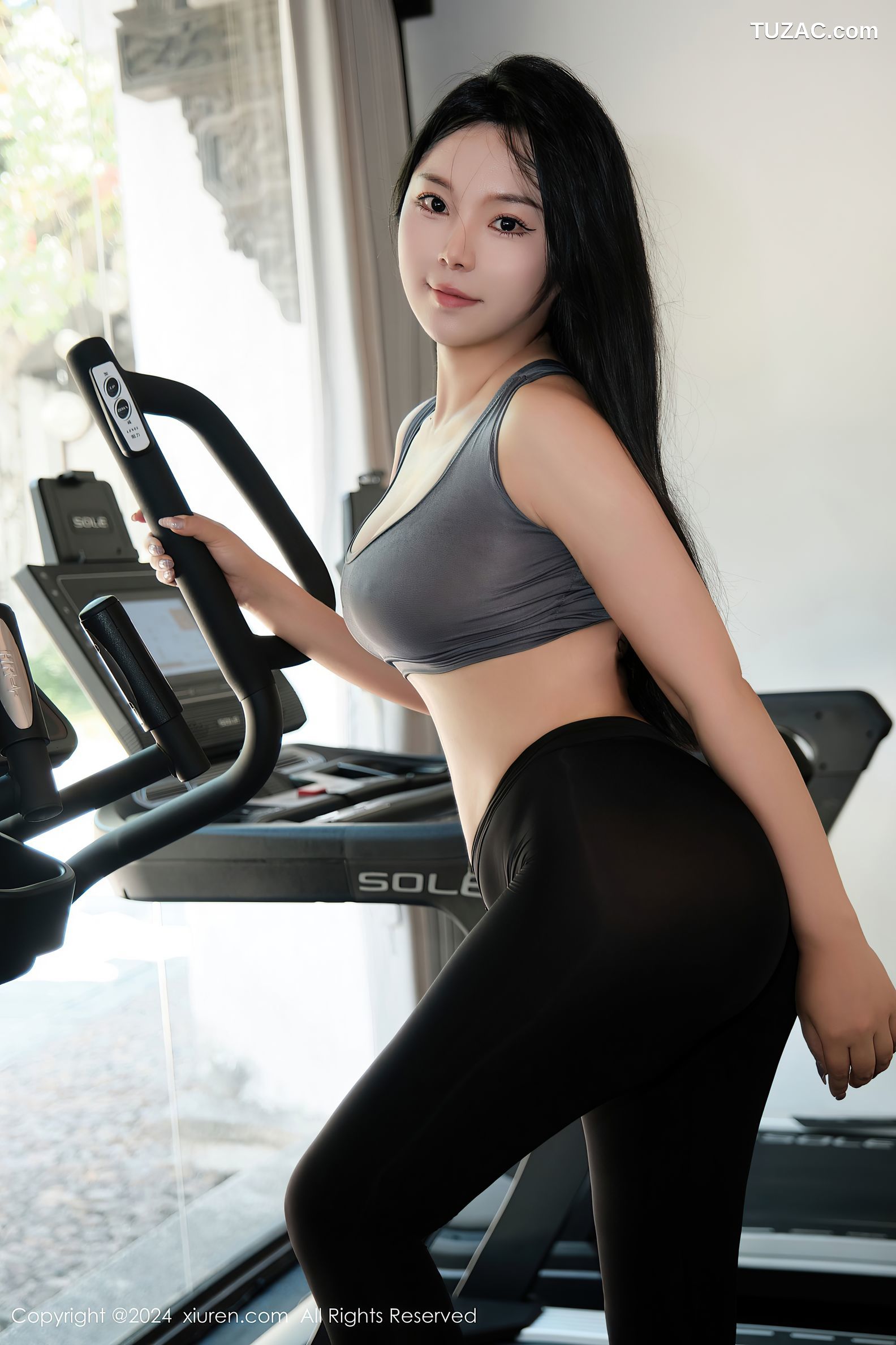 XiuRen秀人网-9540-麦田-健身美女灰背心黑色紧身裤爆乳-2024.12.03