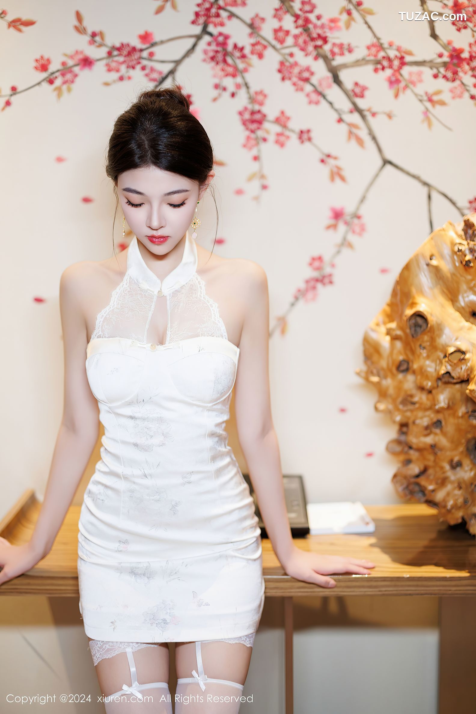 XiuRen秀人网-9548-初梦瑶-白色连衣短裙白色蕾丝吊带袜气质美女-2024.12.04