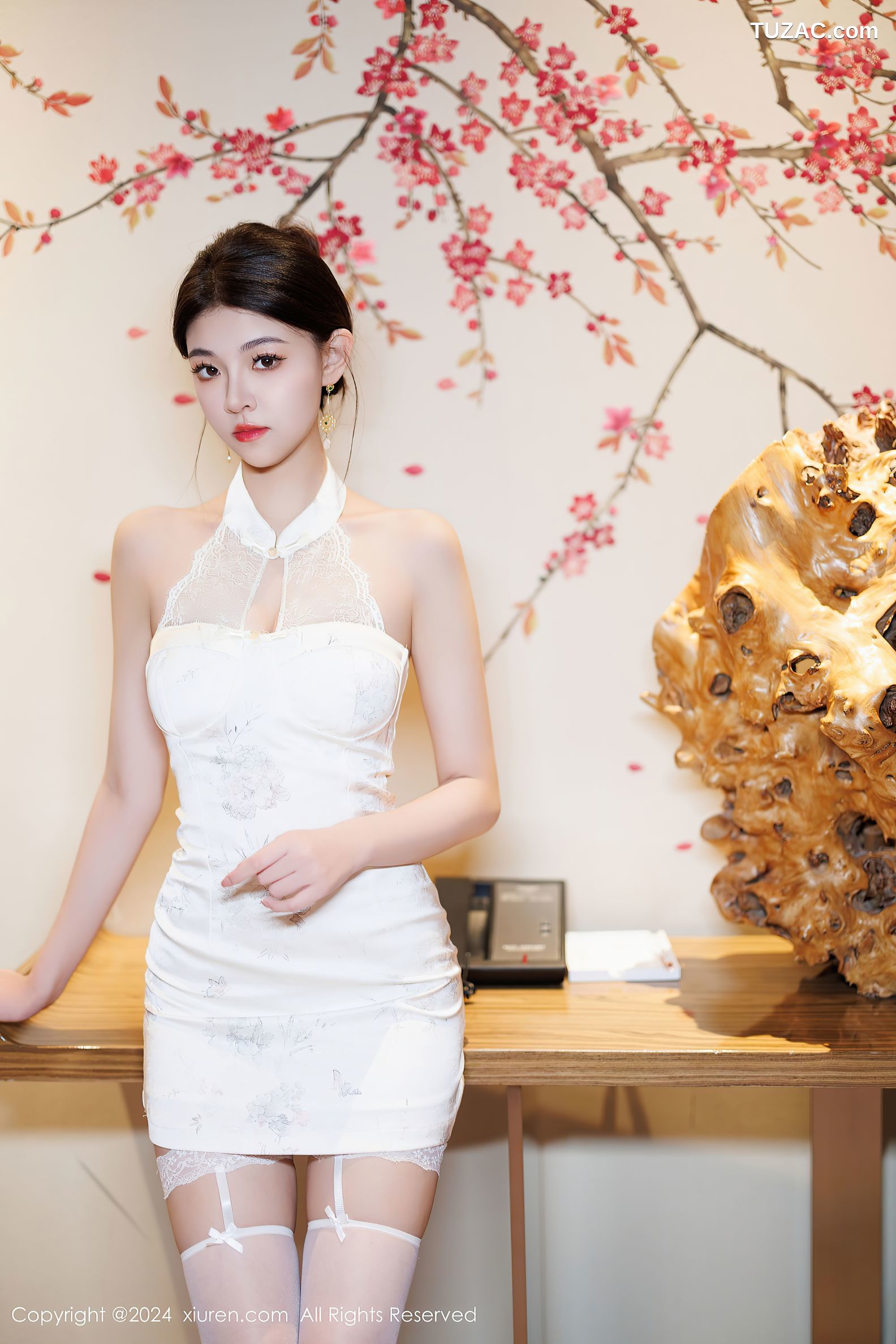 XiuRen秀人网-9548-初梦瑶-白色连衣短裙白色蕾丝吊带袜气质美女-2024.12.04