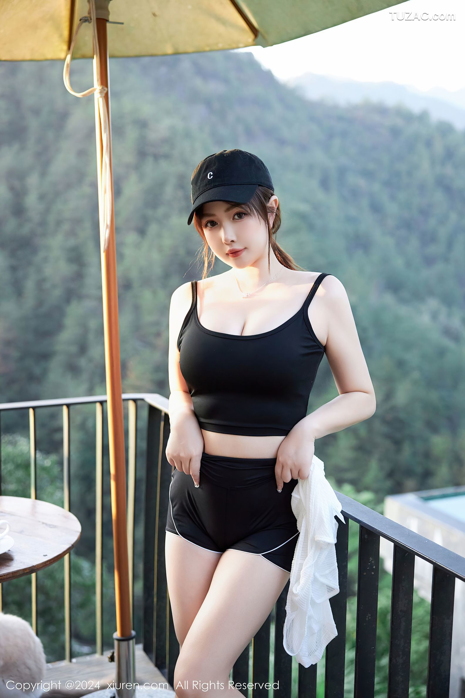 XiuRen秀人网-9549-养乐多Doll-运动风活力少女白T黑背心黑短裤黑色内衣-2024.12.05