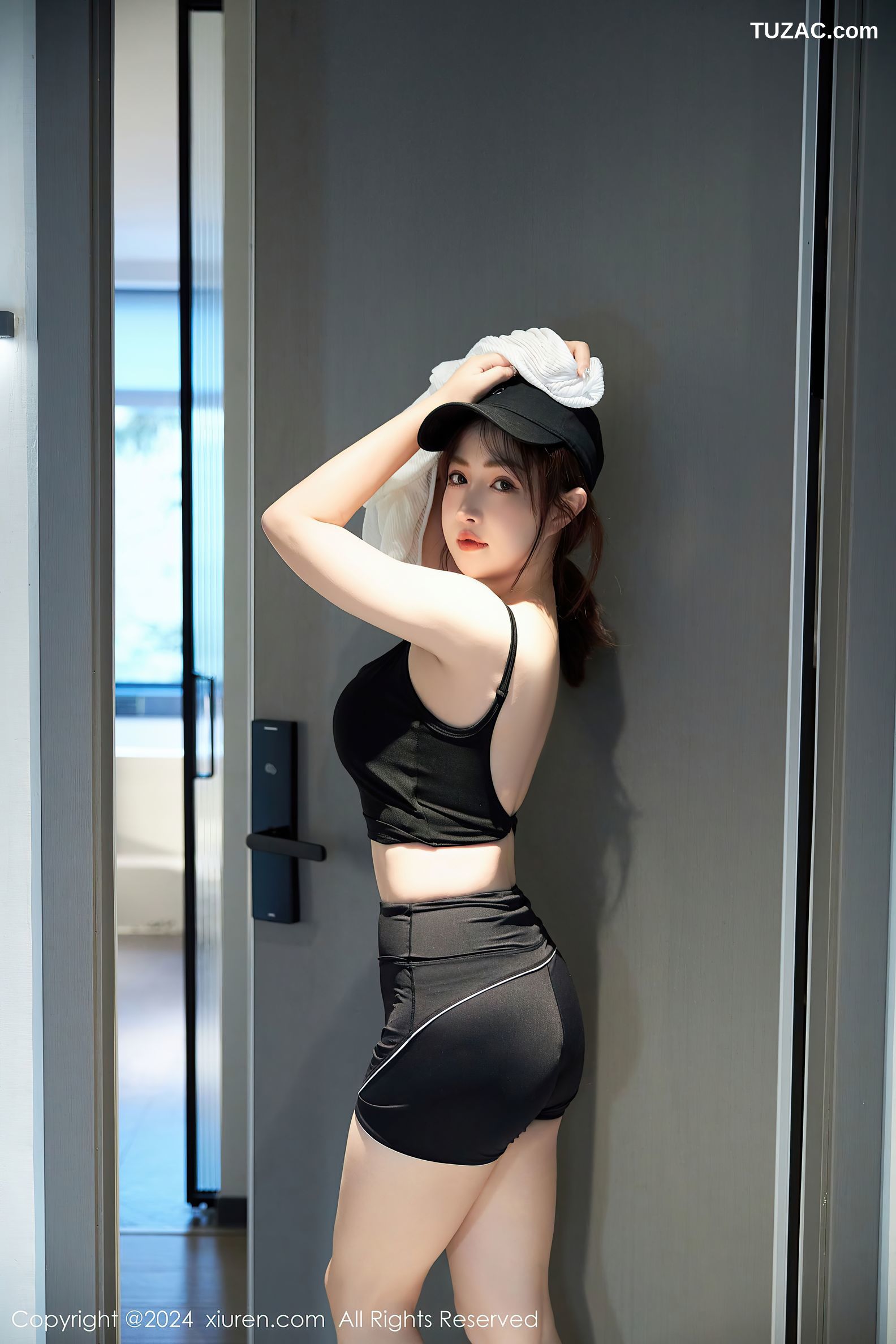 XiuRen秀人网-9549-养乐多Doll-运动风活力少女白T黑背心黑短裤黑色内衣-2024.12.05