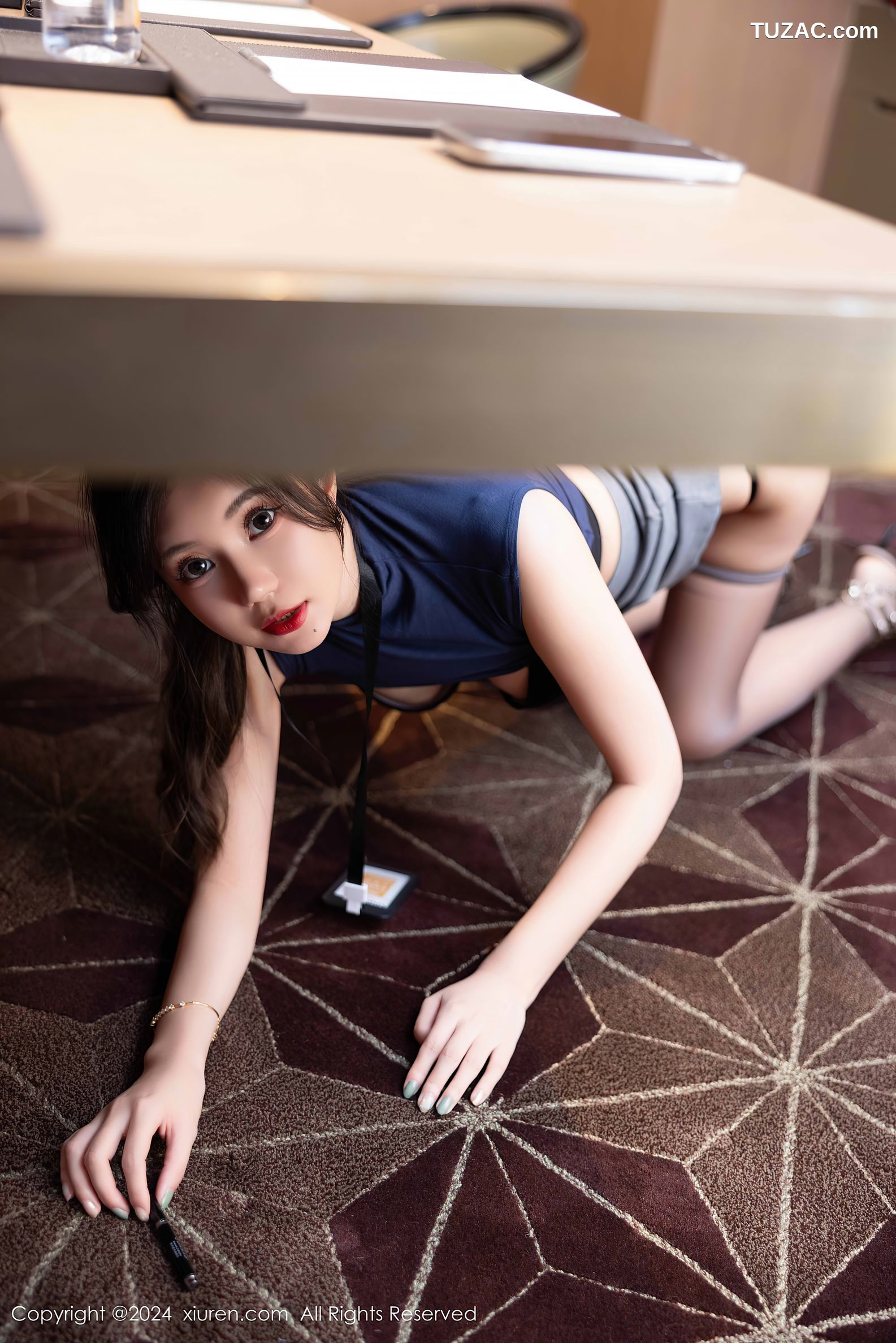 XiuRen秀人网-9560-绮里嘉ula-OL秘书深蓝无袖T灰短裙黑色内衣-2024.12.06