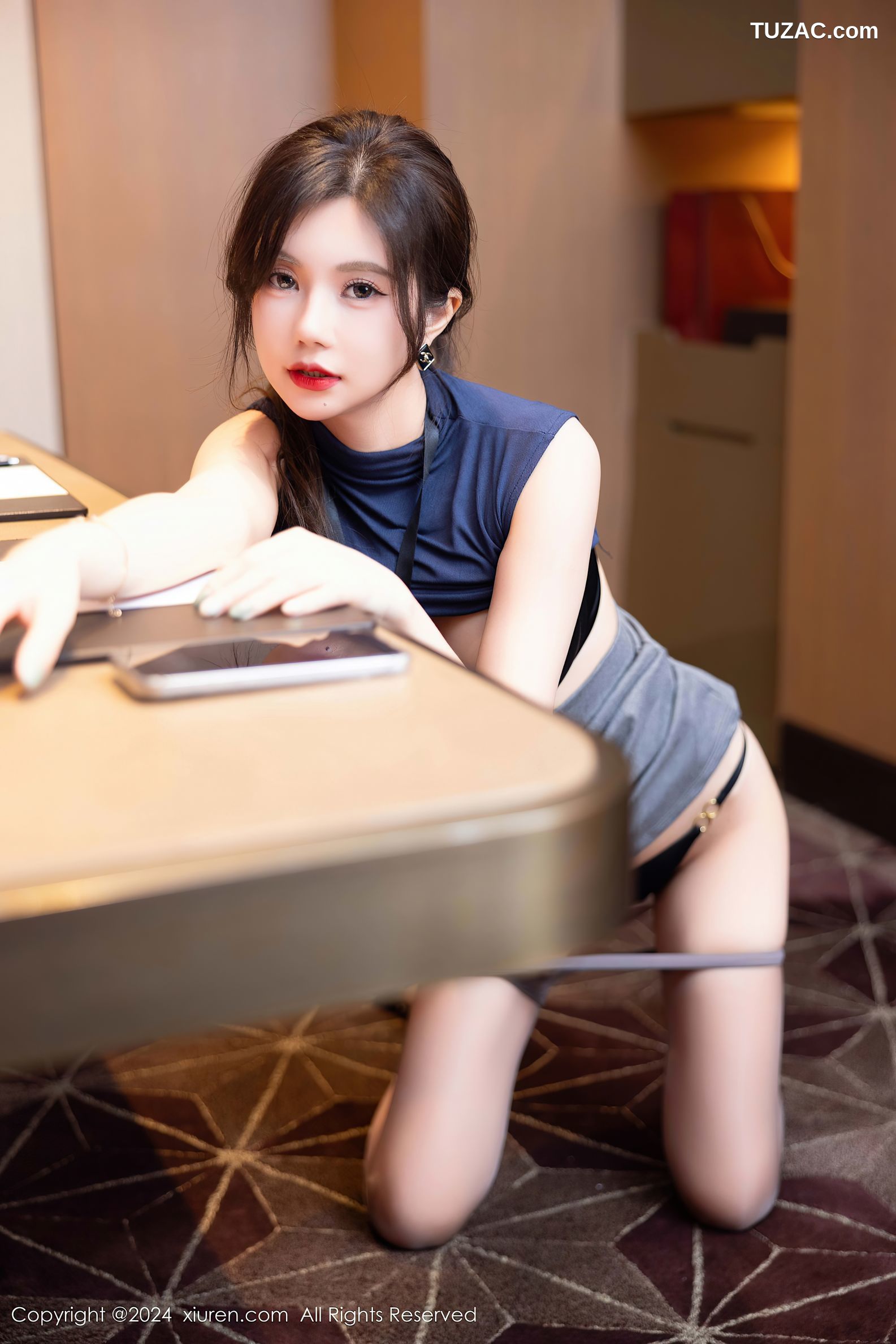 XiuRen秀人网-9560-绮里嘉ula-OL秘书深蓝无袖T灰短裙黑色内衣-2024.12.06
