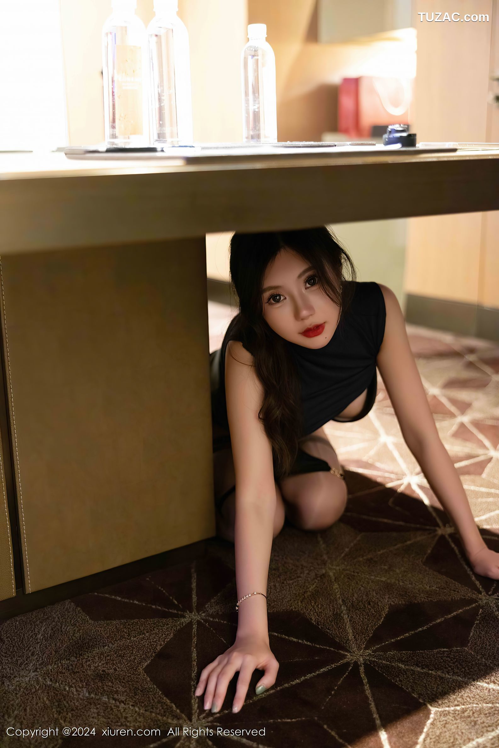 XiuRen秀人网-9560-绮里嘉ula-OL秘书深蓝无袖T灰短裙黑色内衣-2024.12.06