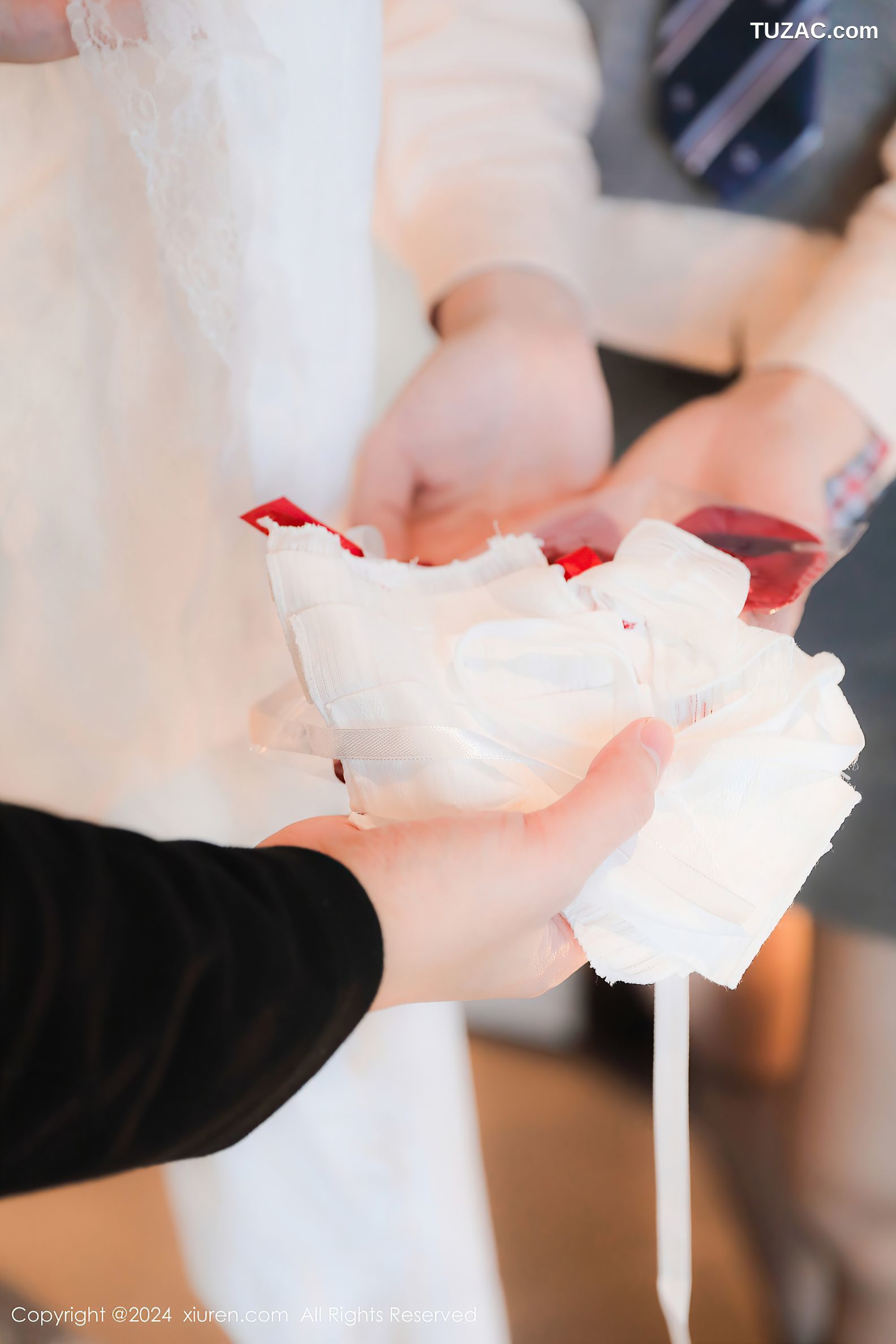 XiuRen秀人网-9562-桃妖夭-灰校服短裙白蕾丝内衣爆乳-2024.12.06