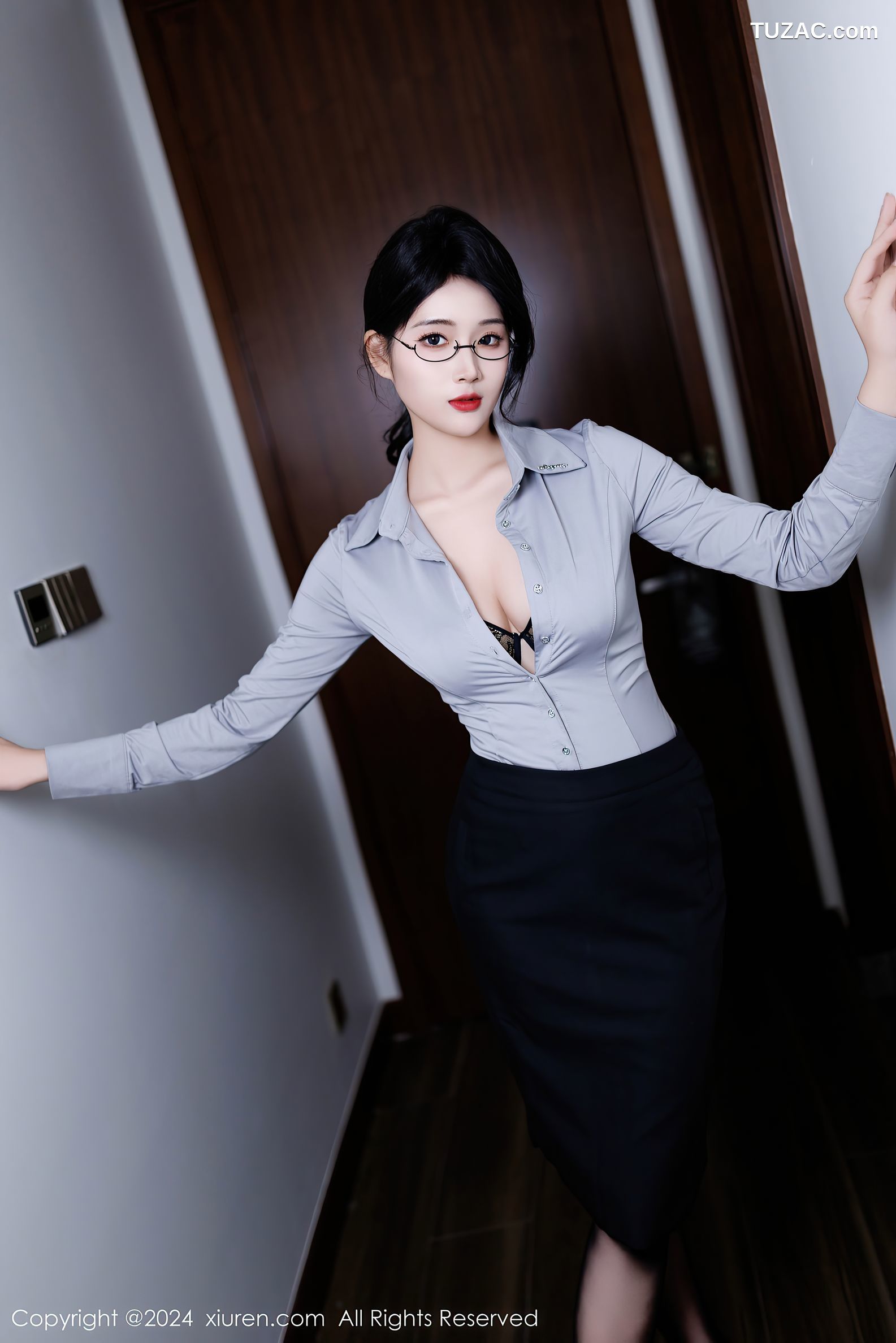 XiuRen秀人网-9567-南乔-OL灰衬衫黑色短裙黑色内衣黑丝-2024.12.09