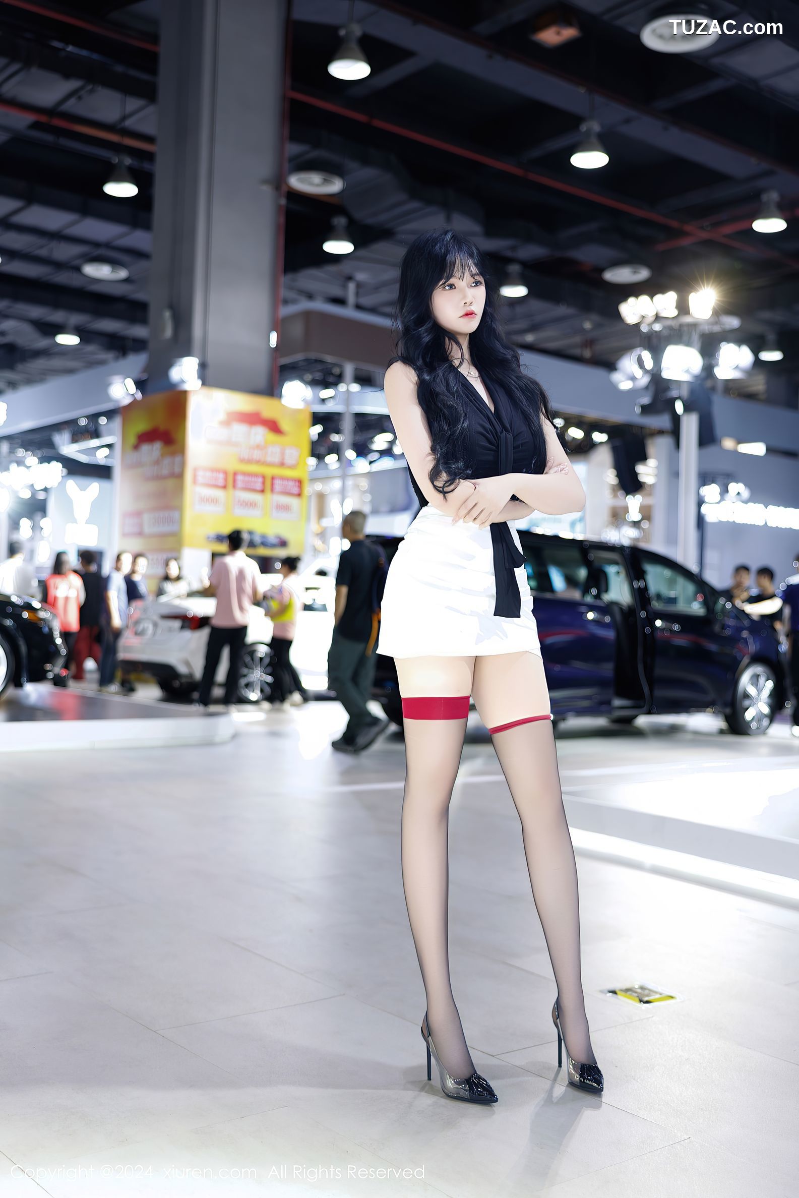 XiuRen秀人网-9575-娜比-车展黑T白短裙黑色波点丝袜美腿-2024.12.10