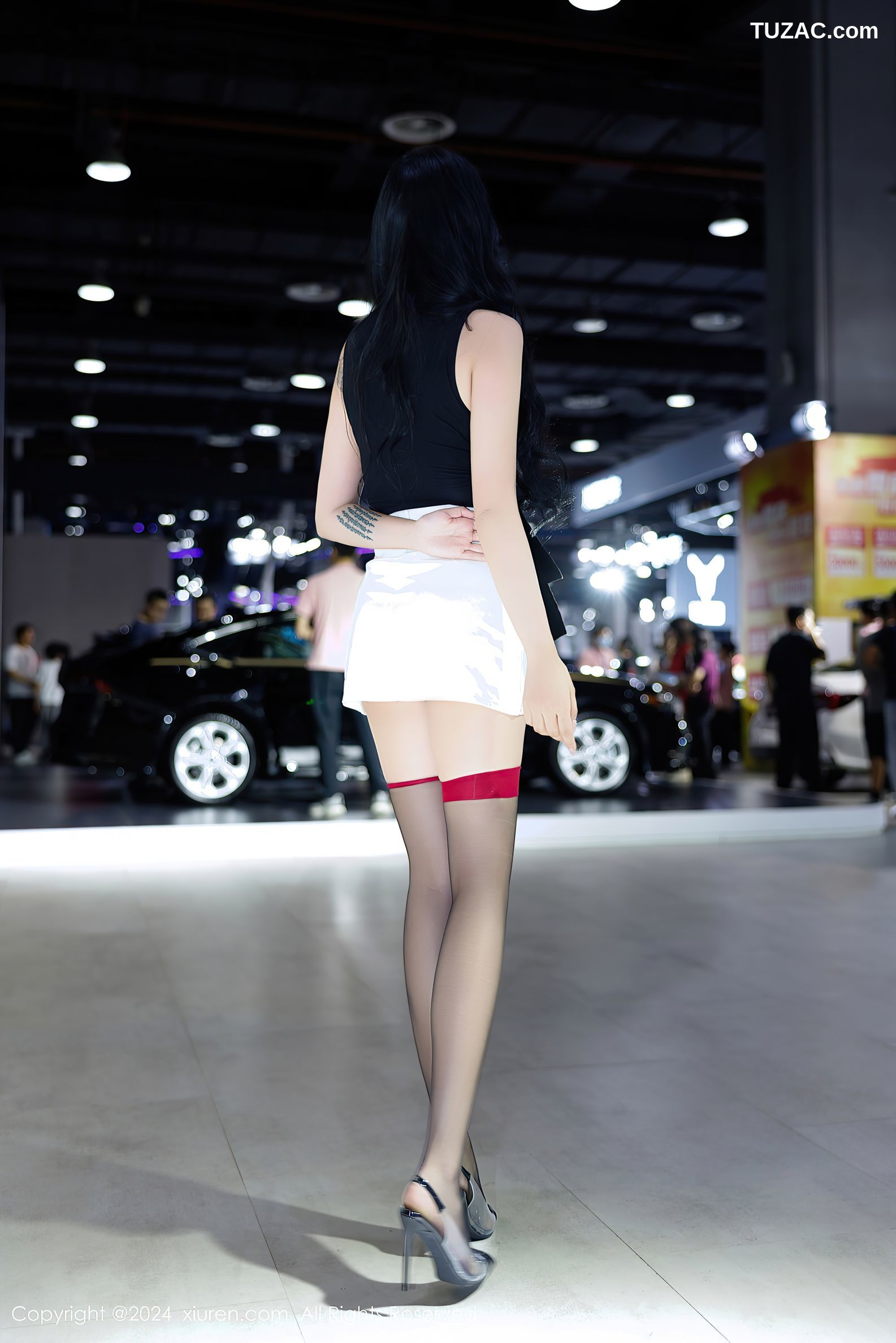 XiuRen秀人网-9575-娜比-车展黑T白短裙黑色波点丝袜美腿-2024.12.10