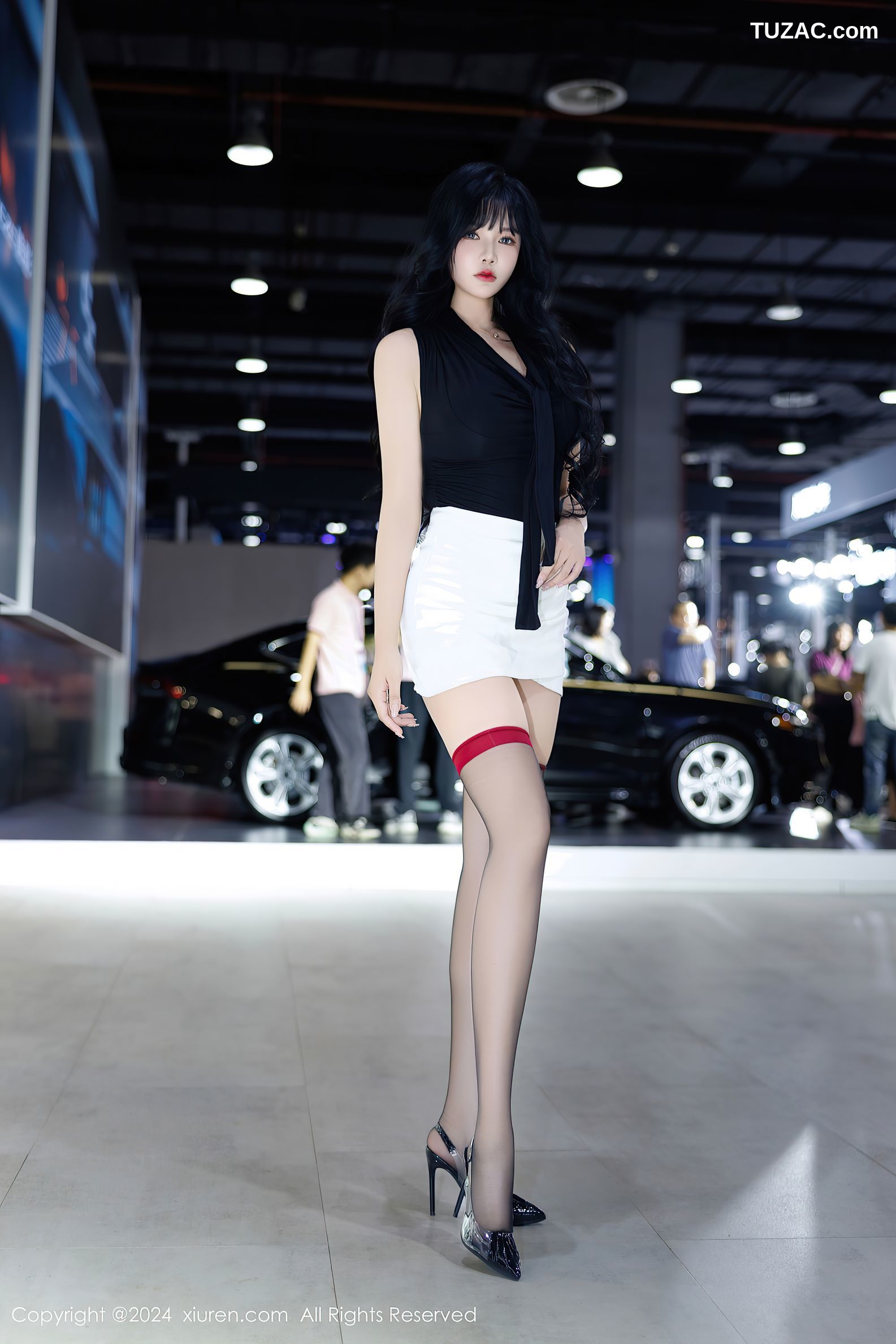 XiuRen秀人网-9575-娜比-车展黑T白短裙黑色波点丝袜美腿-2024.12.10