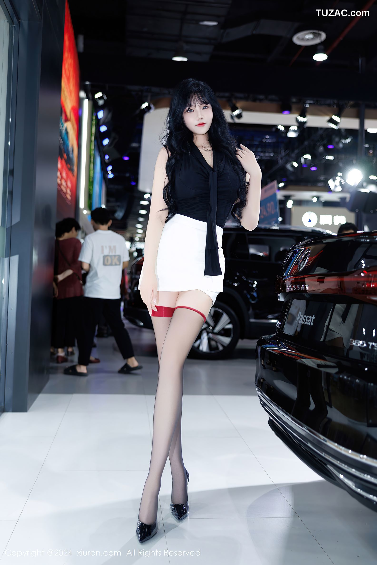 XiuRen秀人网-9575-娜比-车展黑T白短裙黑色波点丝袜美腿-2024.12.10