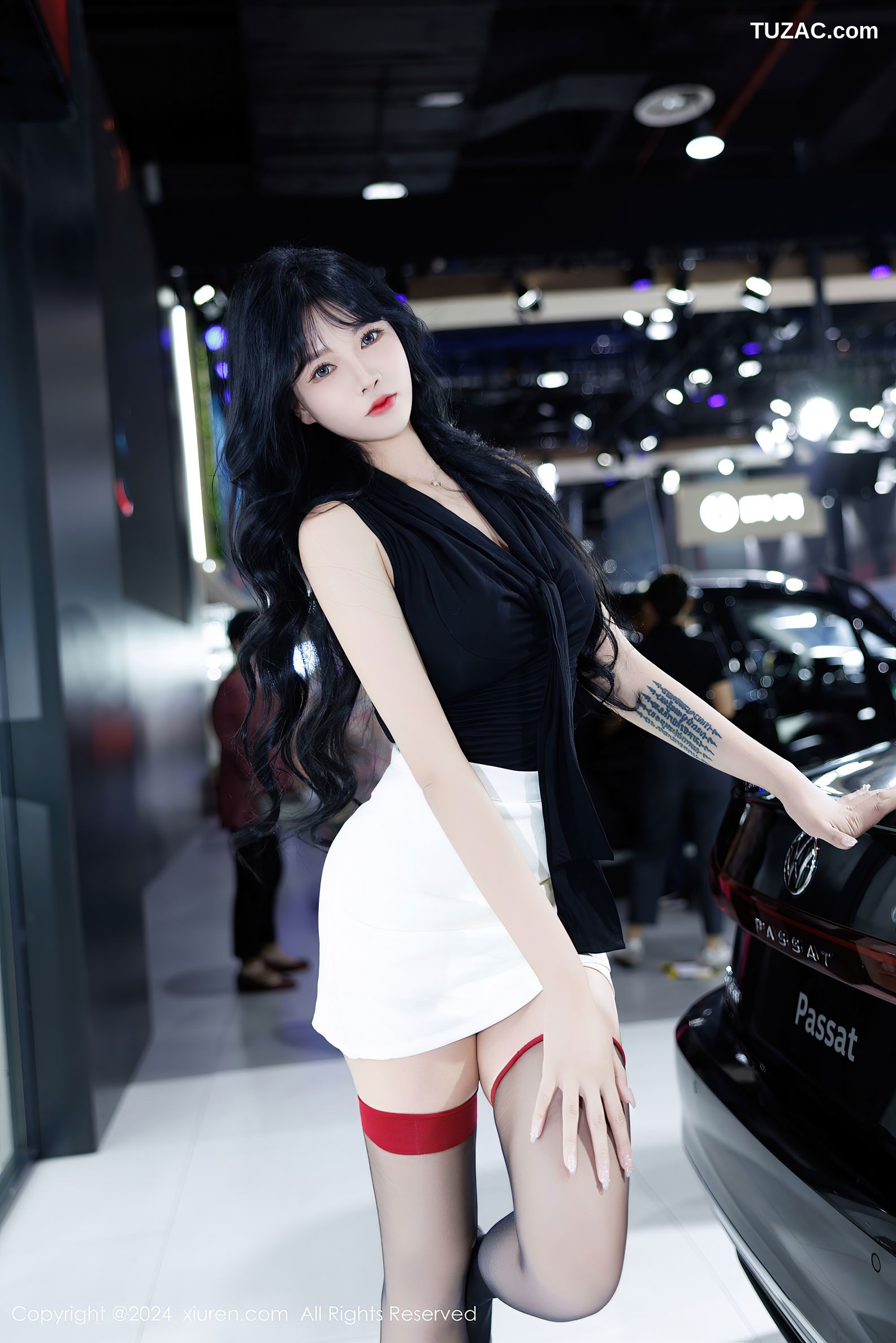 XiuRen秀人网-9575-娜比-车展黑T白短裙黑色波点丝袜美腿-2024.12.10