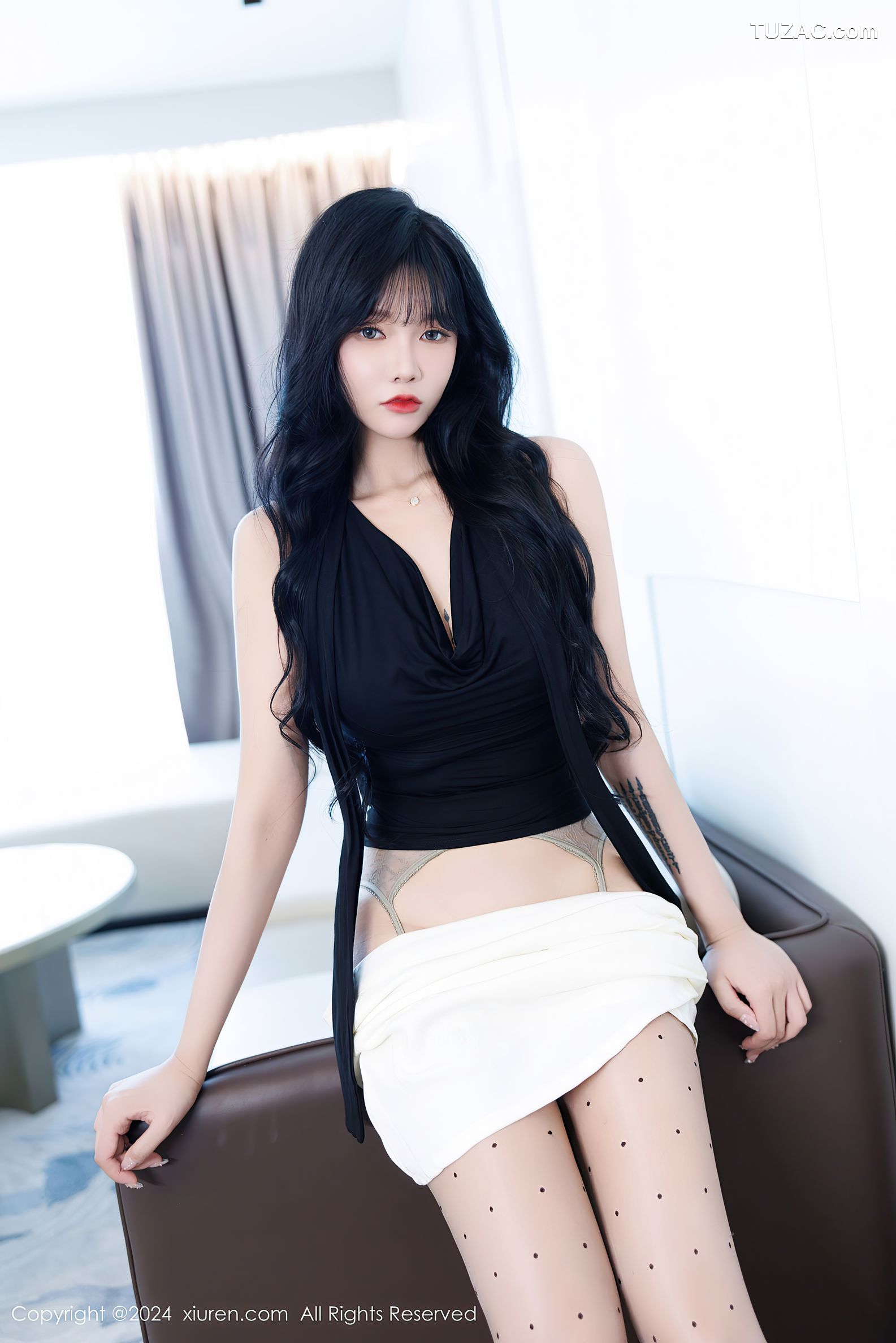 XiuRen秀人网-9575-娜比-车展黑T白短裙黑色波点丝袜美腿-2024.12.10