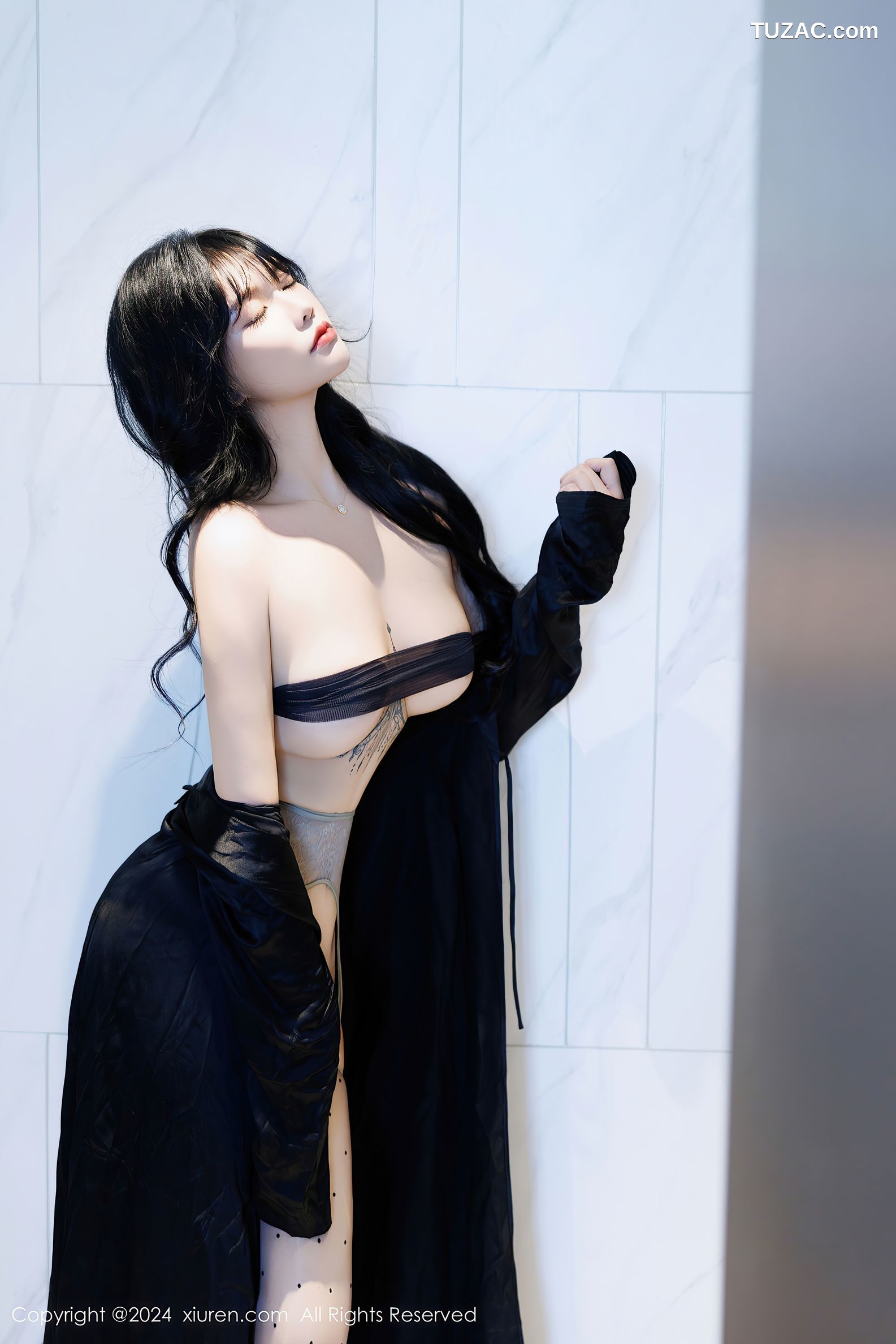 XiuRen秀人网-9575-娜比-车展黑T白短裙黑色波点丝袜美腿-2024.12.10