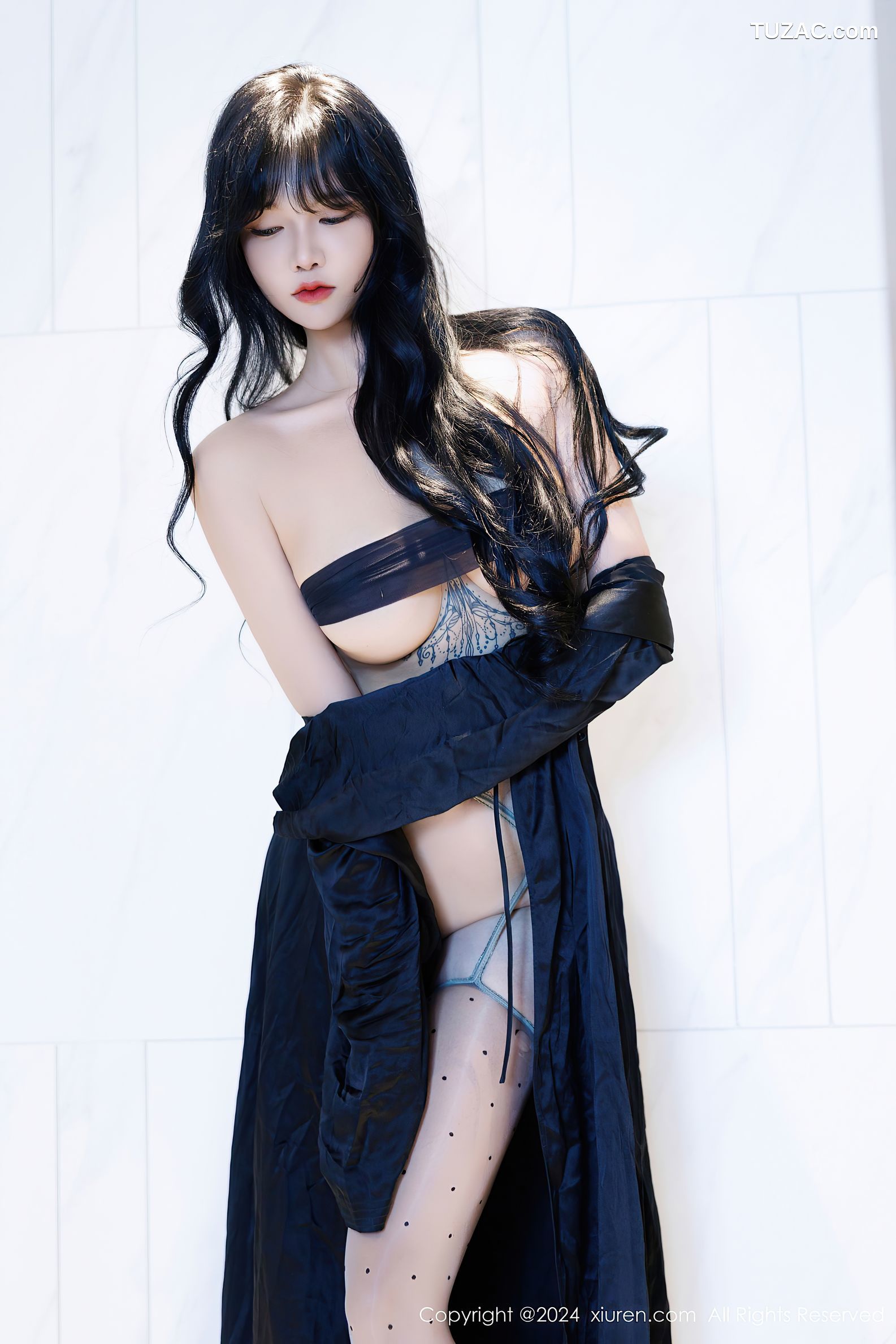 XiuRen秀人网-9575-娜比-车展黑T白短裙黑色波点丝袜美腿-2024.12.10