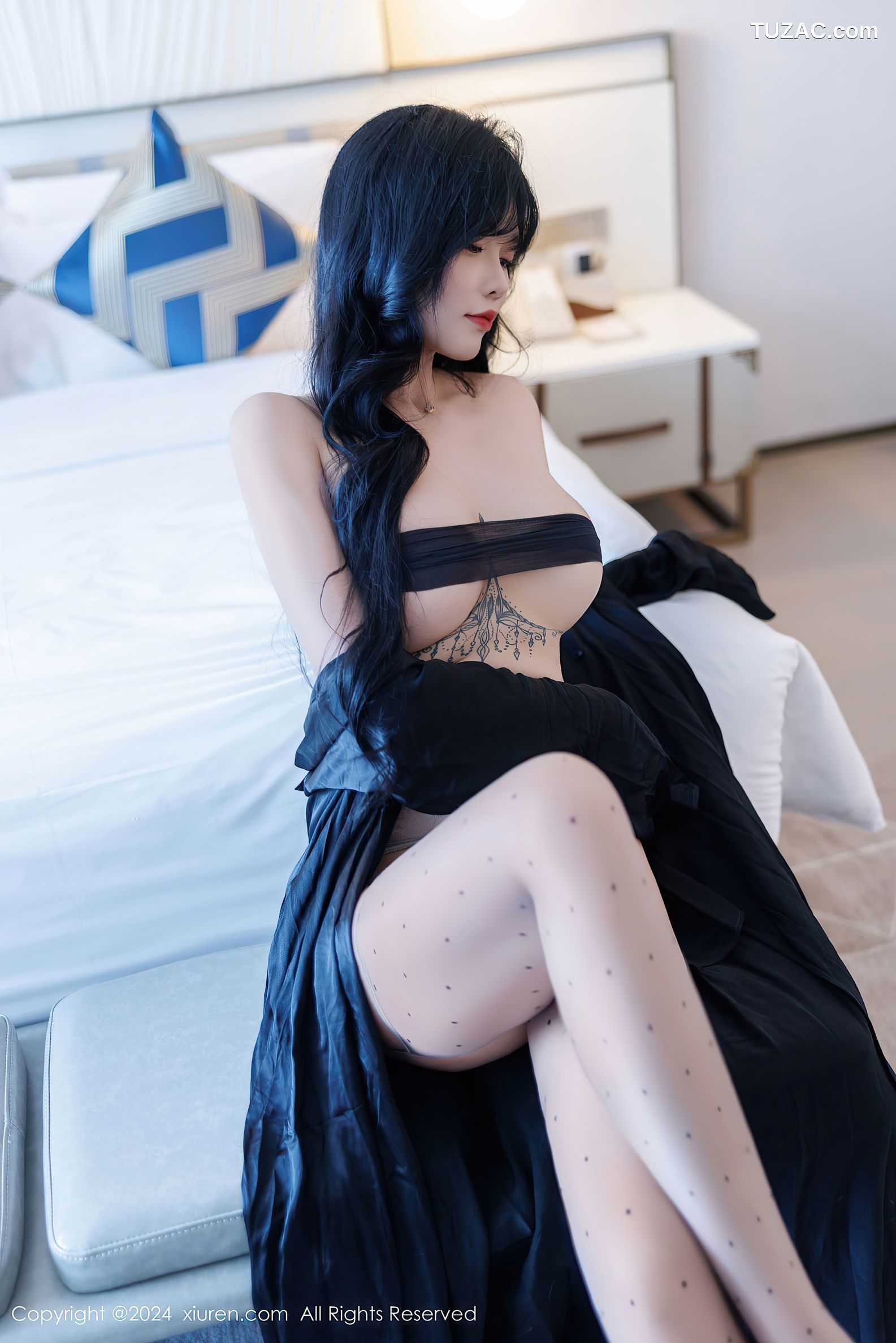 XiuRen秀人网-9575-娜比-车展黑T白短裙黑色波点丝袜美腿-2024.12.10