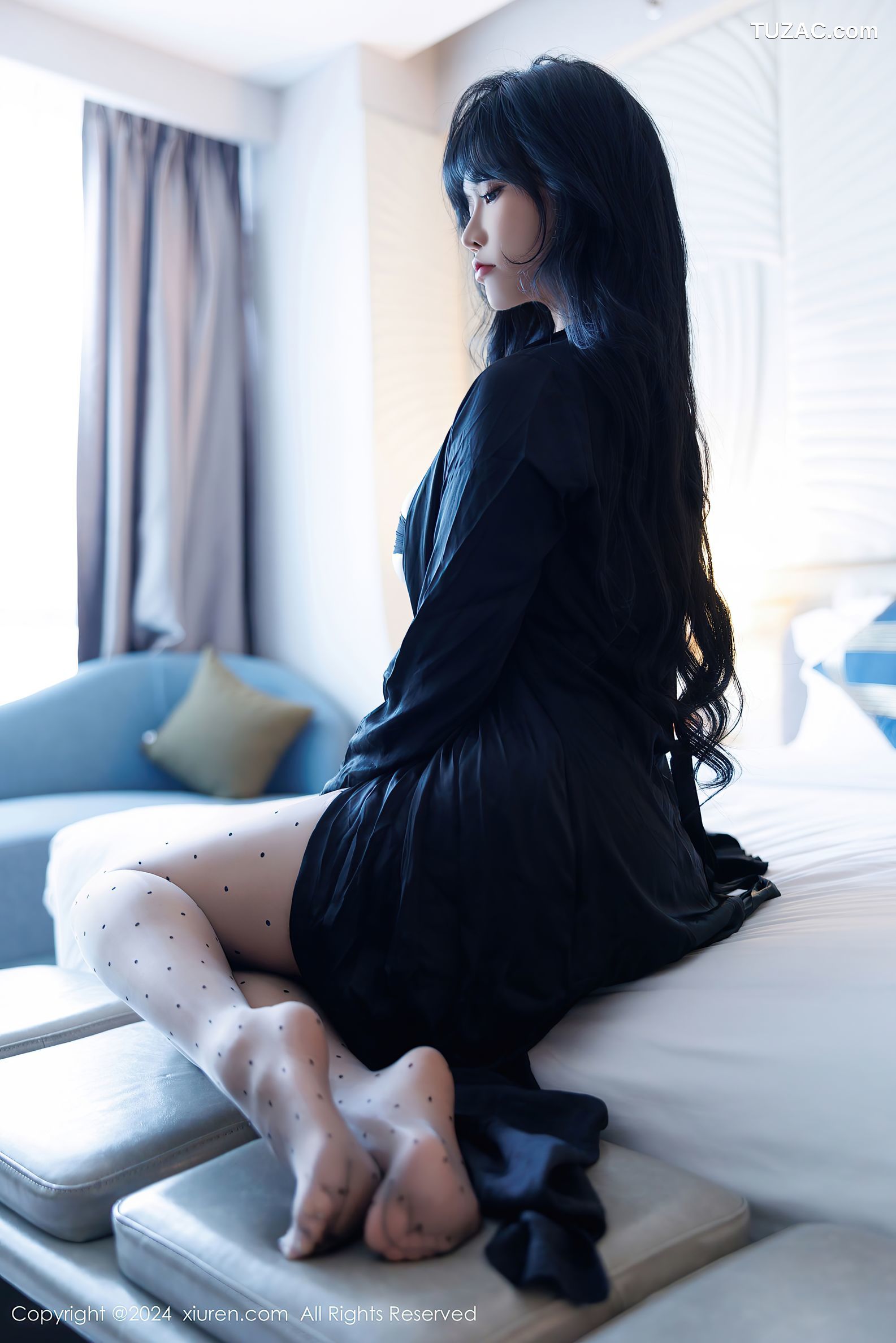 XiuRen秀人网-9575-娜比-车展黑T白短裙黑色波点丝袜美腿-2024.12.10