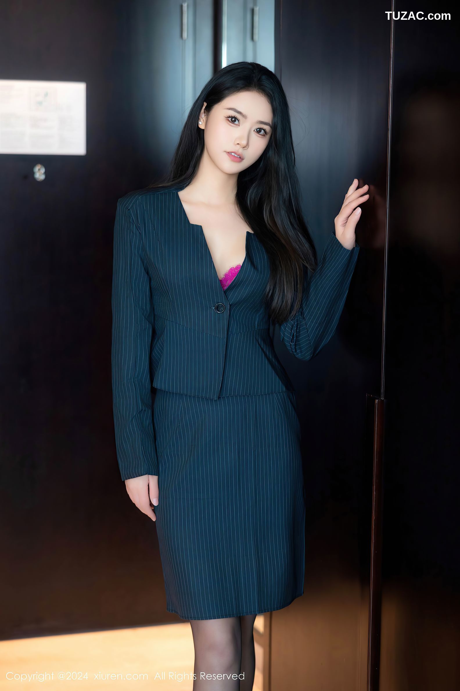 XiuRen秀人网-9576-方子萱-OL黑色条纹裙装粉色内衣黑丝-2024.12.10