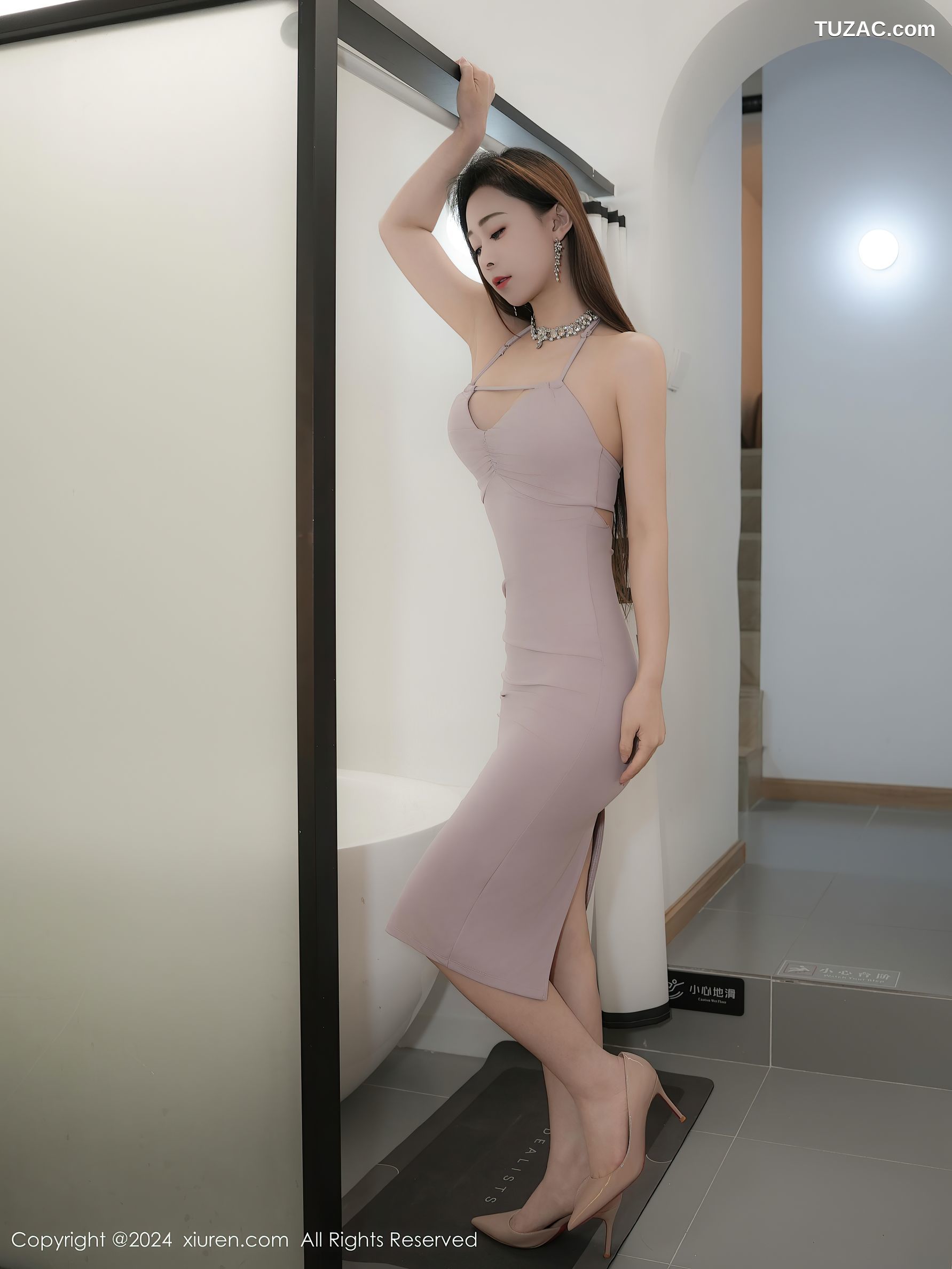 XiuRen秀人网-9581-糖糖-浴缸场景灰白吊带短裙诱人白色丝袜-2024.12.11