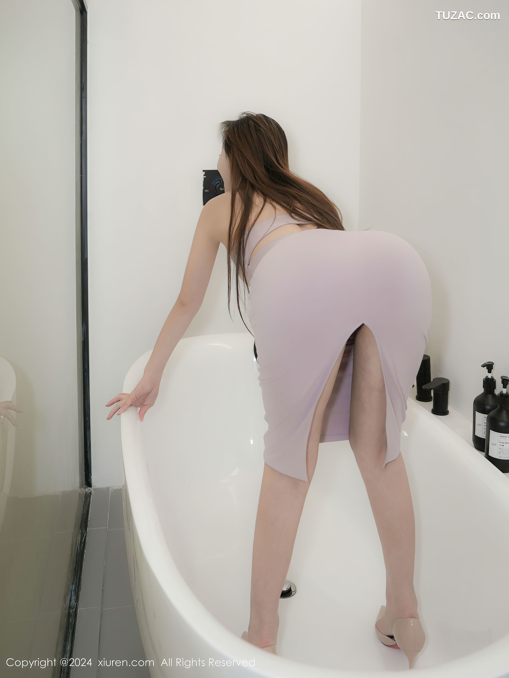 XiuRen秀人网-9581-糖糖-浴缸场景灰白吊带短裙诱人白色丝袜-2024.12.11