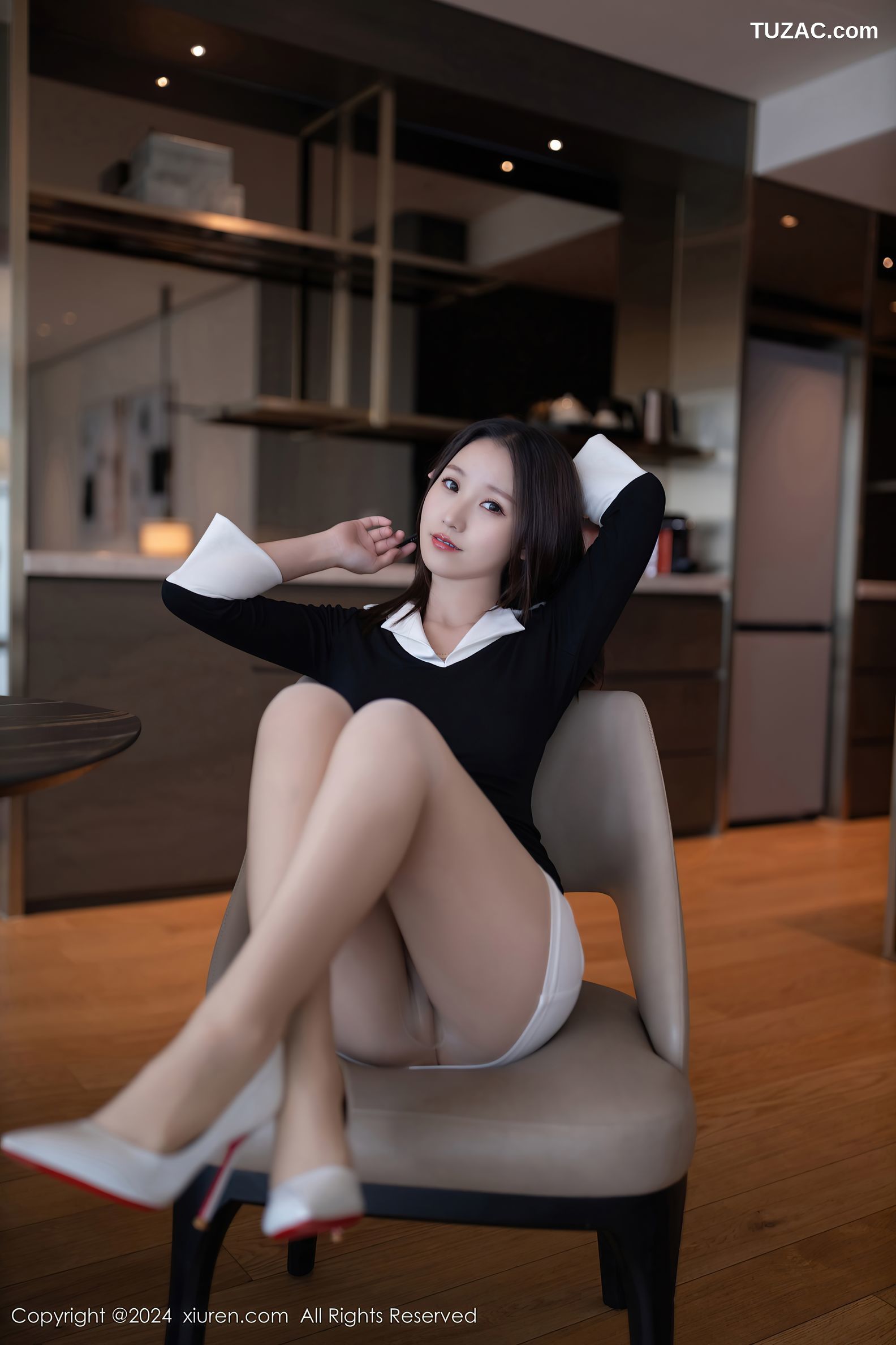 XiuRen秀人网-9587-杏子Yada-餐厅服务场景深蓝T白短裙轻透肉色内衣肉丝爆乳-2024.12.12